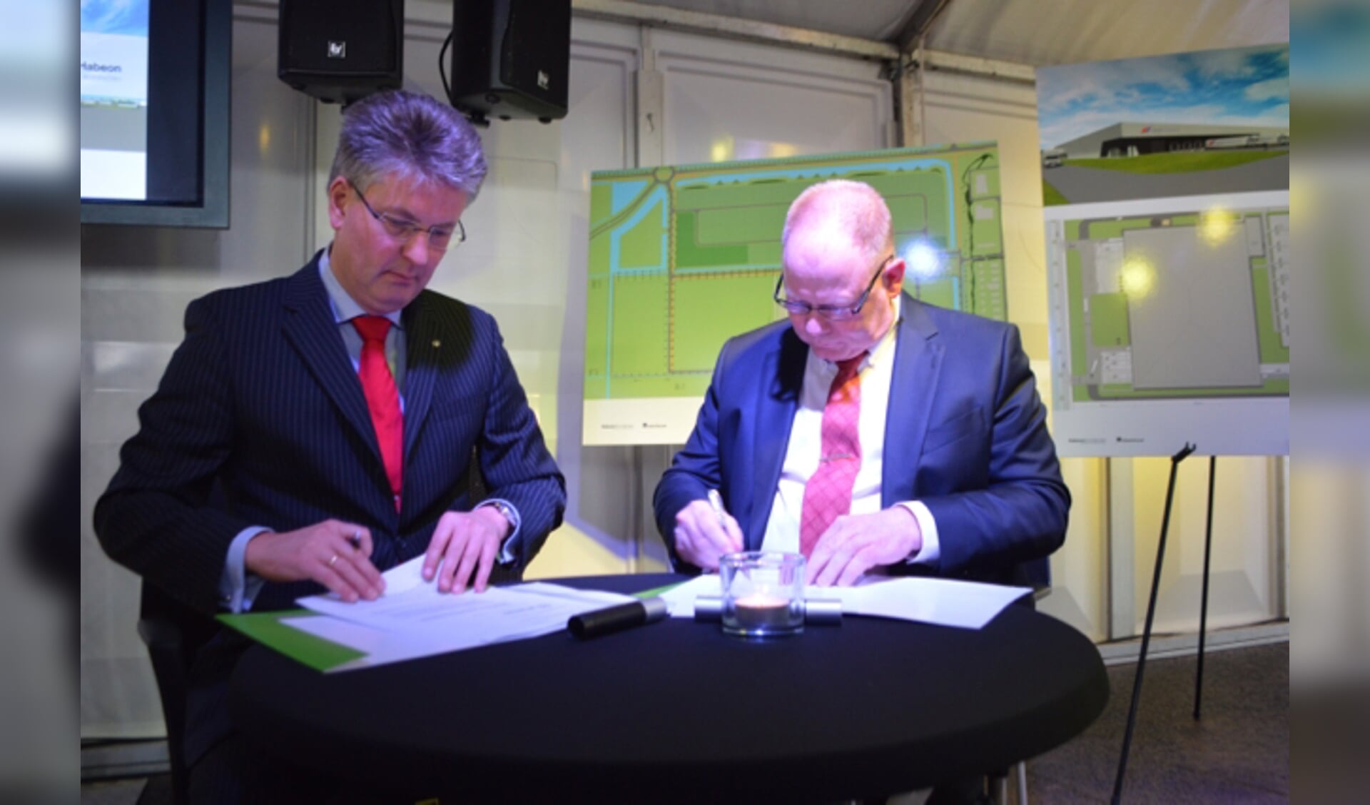  Dirk Minne Vis (links) bij de ondertekening van de contracten met Fresh-Care.