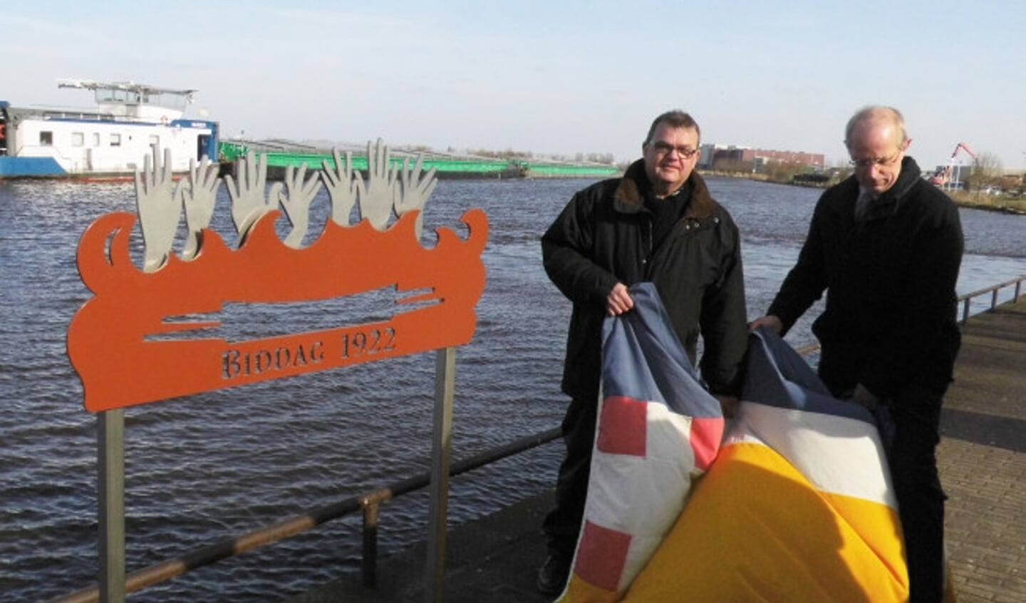  Sijm van Lente en wethouder Speksnijder onthulden het monument
