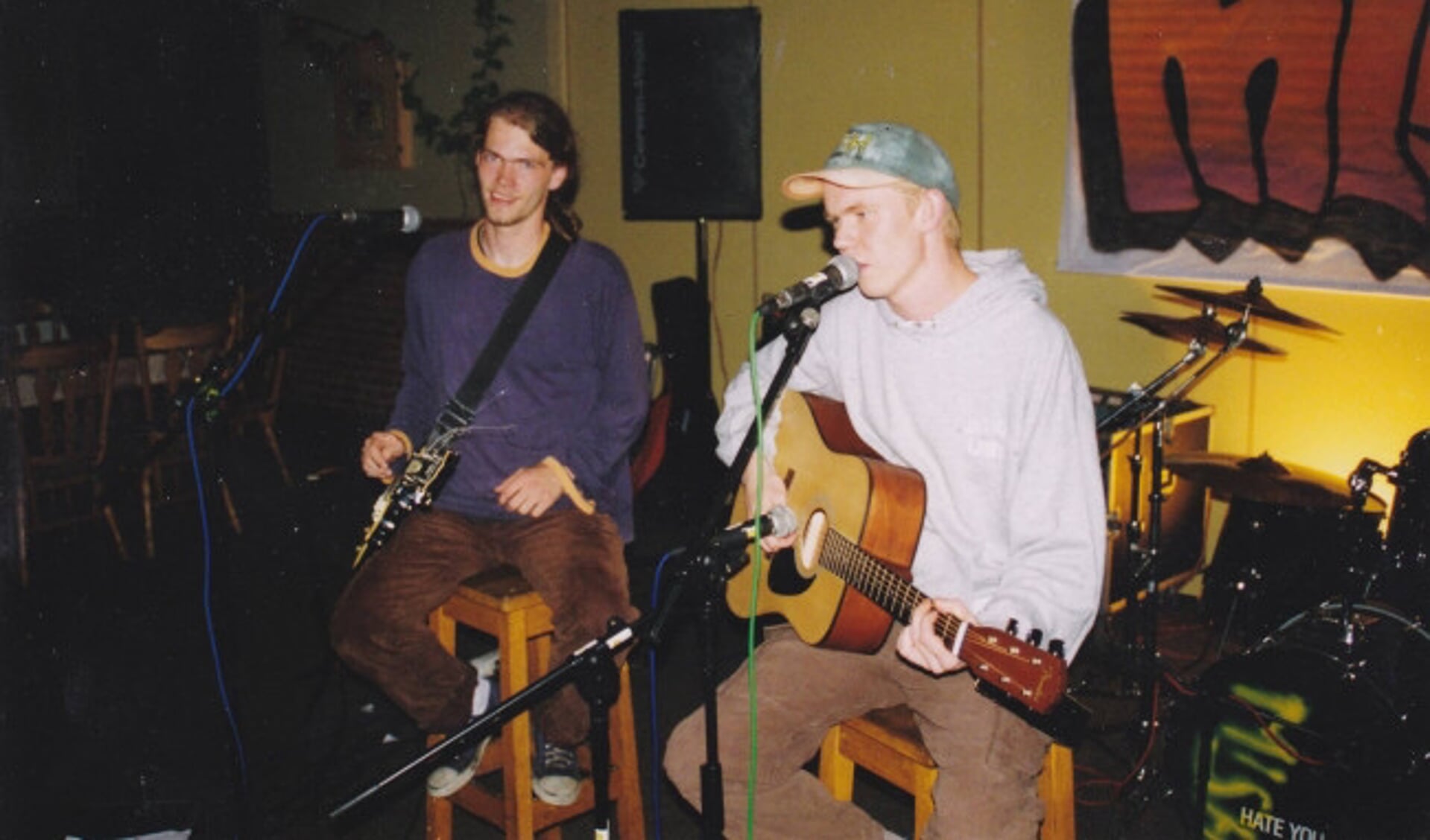  Emiel (links) en Bas tijdens een optreden van MisH in de Generaal-majoor Kootkazerne in Garderen in 1998.