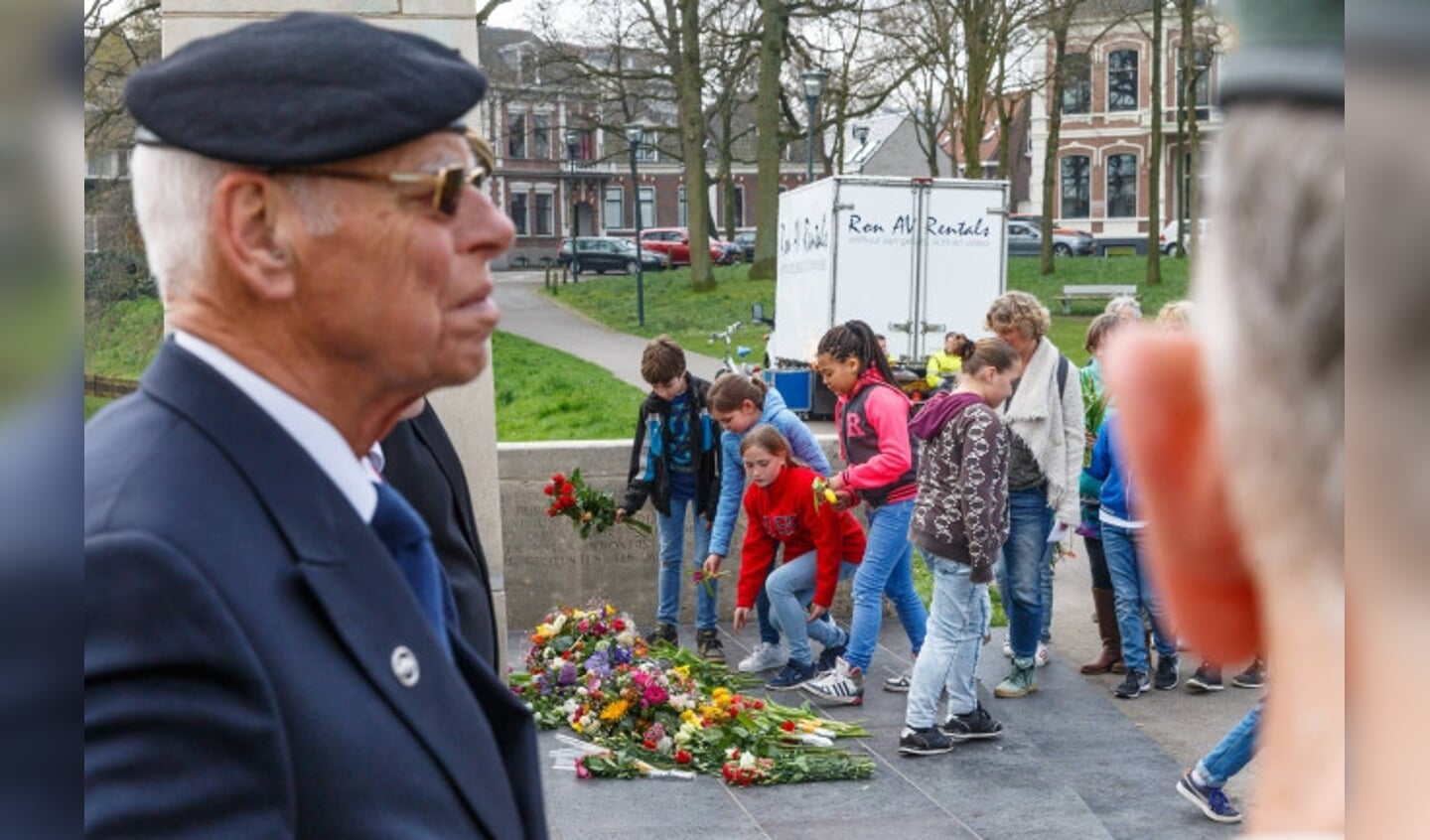  Herdenking bevrijding Zwolle in het Pelkwijkpark bij het monument.