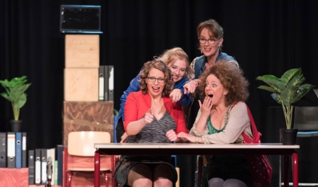De acteurs van Theater 20+ in actie.
