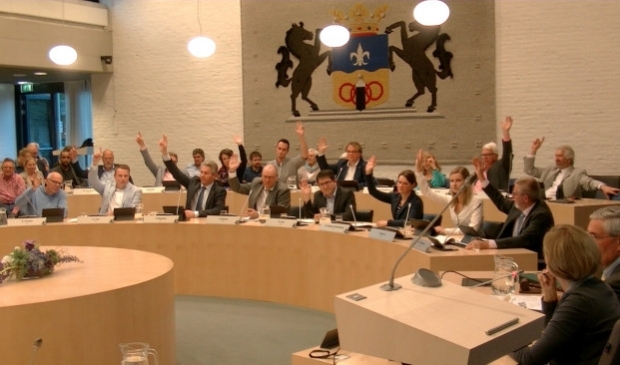 Ook GroenLinks (tweede rij in het midden) stemde uiteindelijk vóór.
