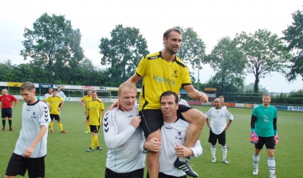 <p>Georgie Huisman wordt bij zijn afscheidswedstrijd in Zalk (juni 2016) op de schouders gehesen. </p>