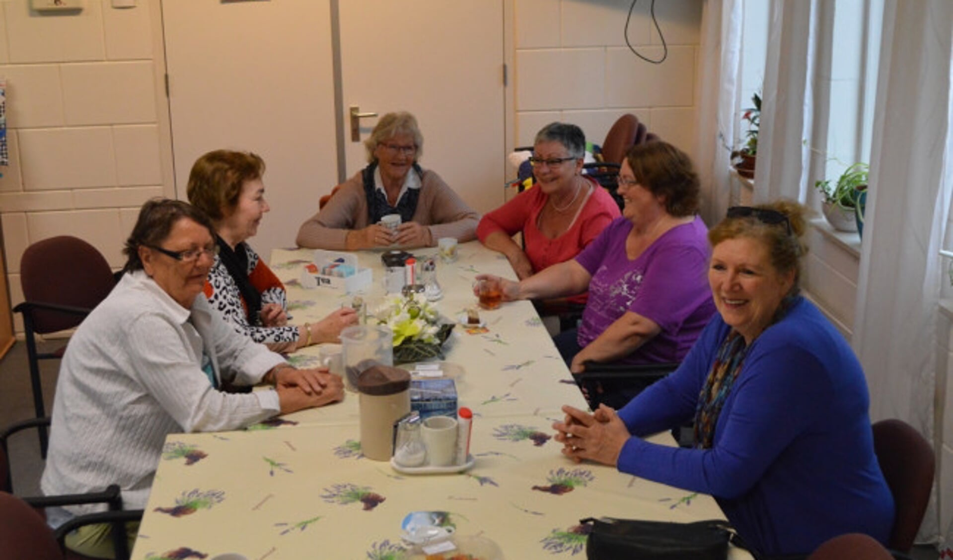  Gezelligheid met de vrijwilligers aan de ‘stamtafel’ van De Kans met rechts Janny van den Bos-Scholten.