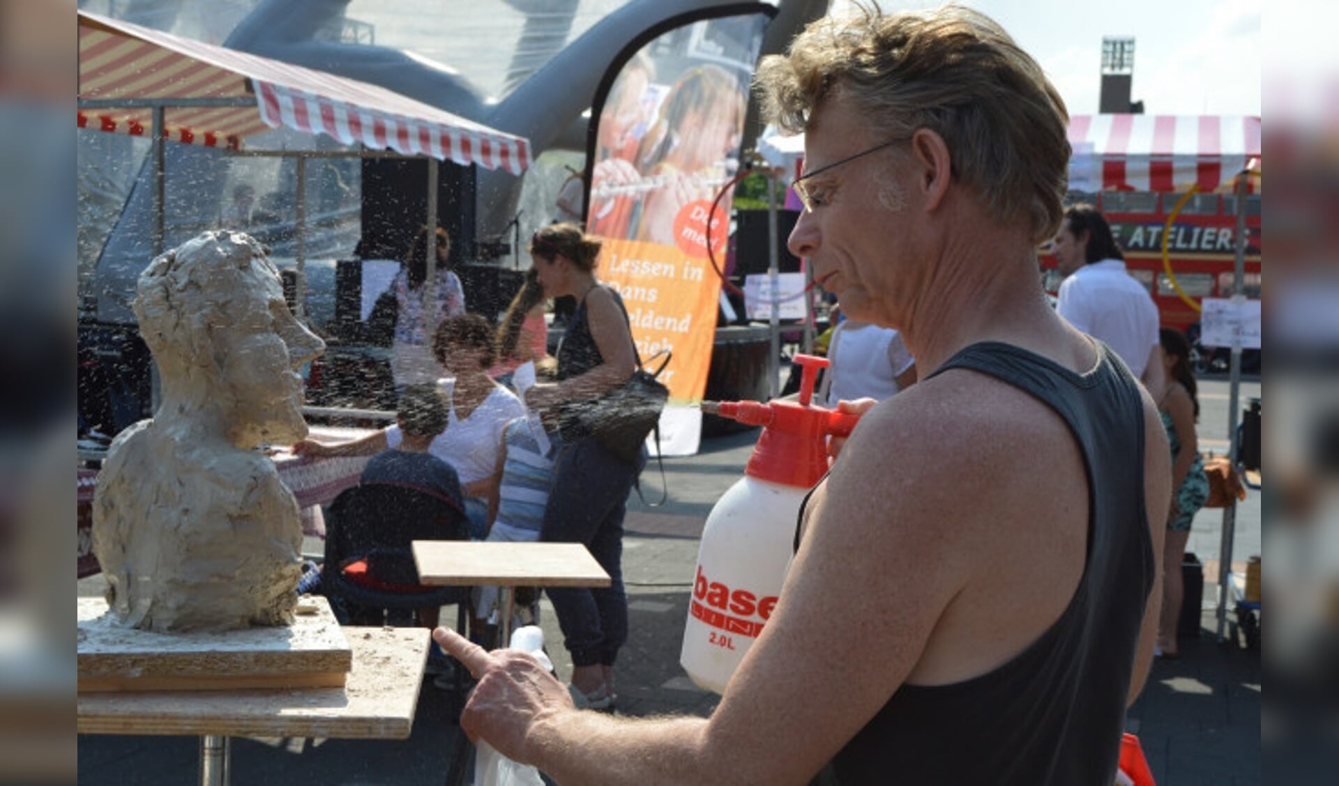  Frans van der Ven met een op het Redeplein gemaakt beeldhouwwerk.