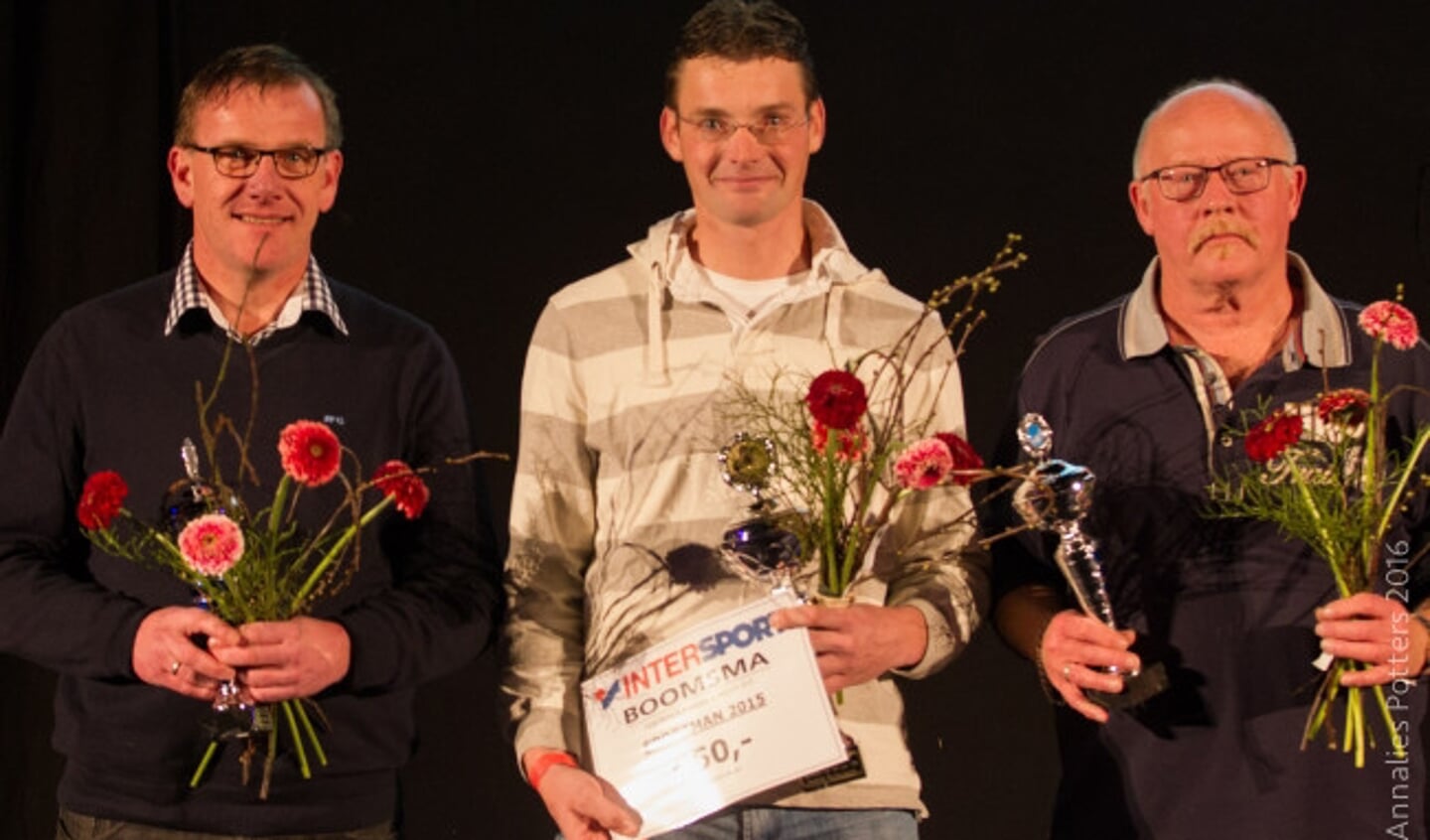  Henk Frederiks (midden) van de Flevoruiters werd Sportman van het Jaar 2015 in de Noordoostpolder