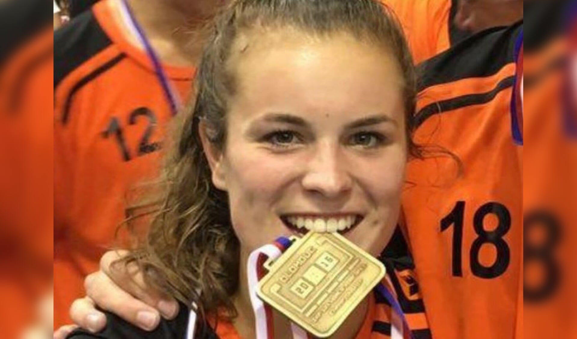  Fleur Hoek met haar WK-medaille.