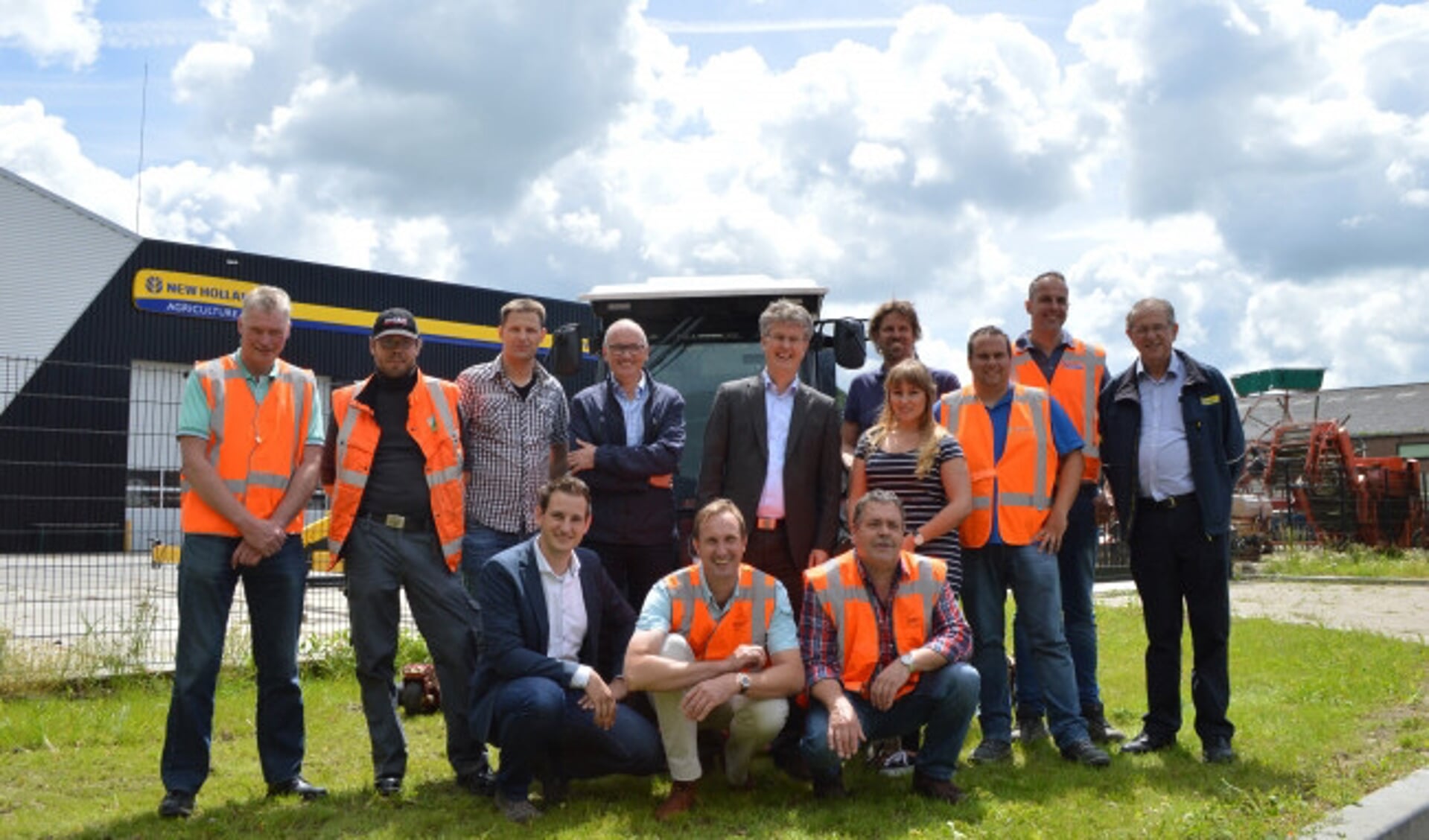  Wethouder Dirk Minne Vis en andere betrokkenen bij de afronding van de opknapbeurt van industrieterrein Spelwijk in Swifterbant.