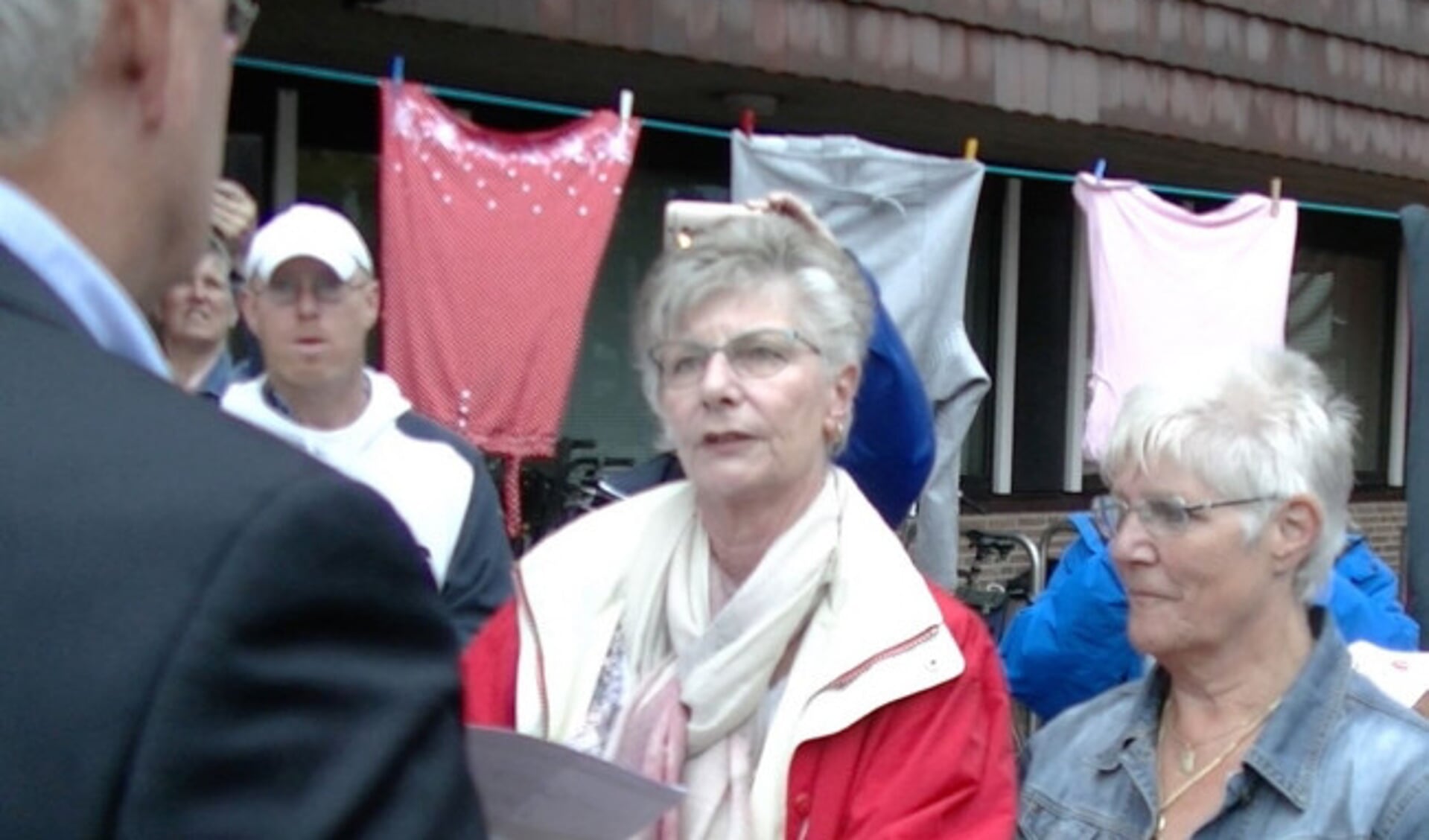 Anneke Popa, links met rode jas.