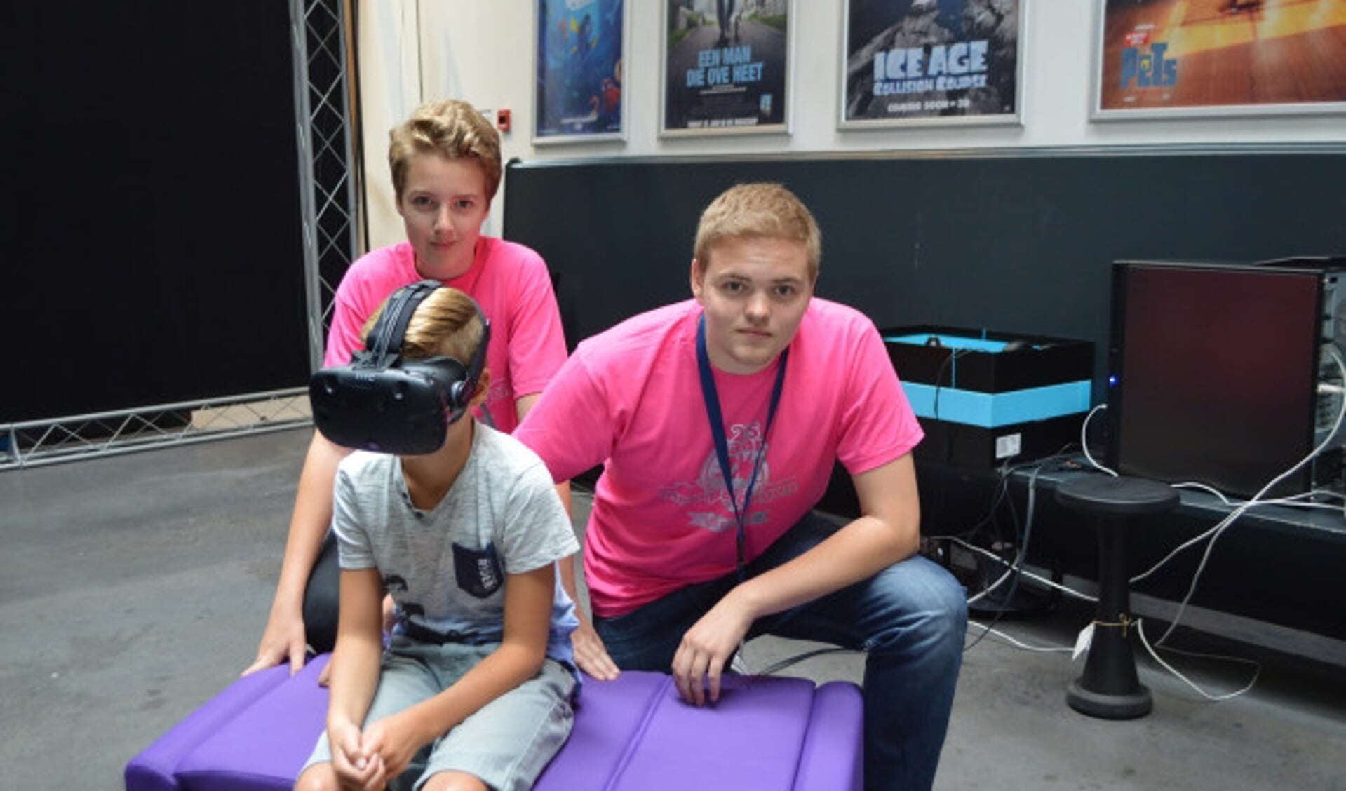  Vrijwilligers van de Meerpaaldagen tijdens de VR Experience. Links Rudy Travaille.