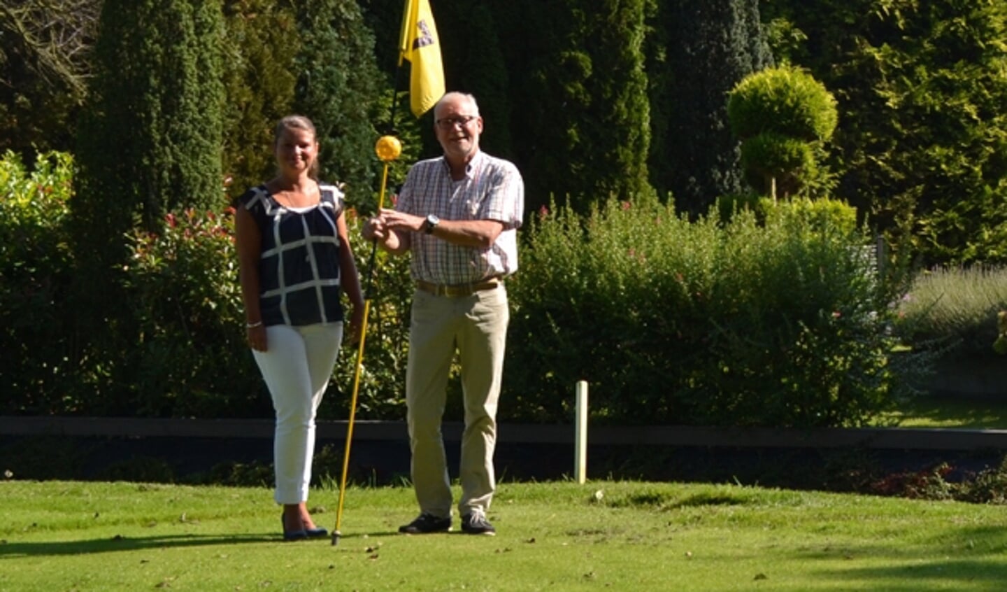  Angie de Bruijn (makelaar) en Harry Peeters (Golfresidentie).
