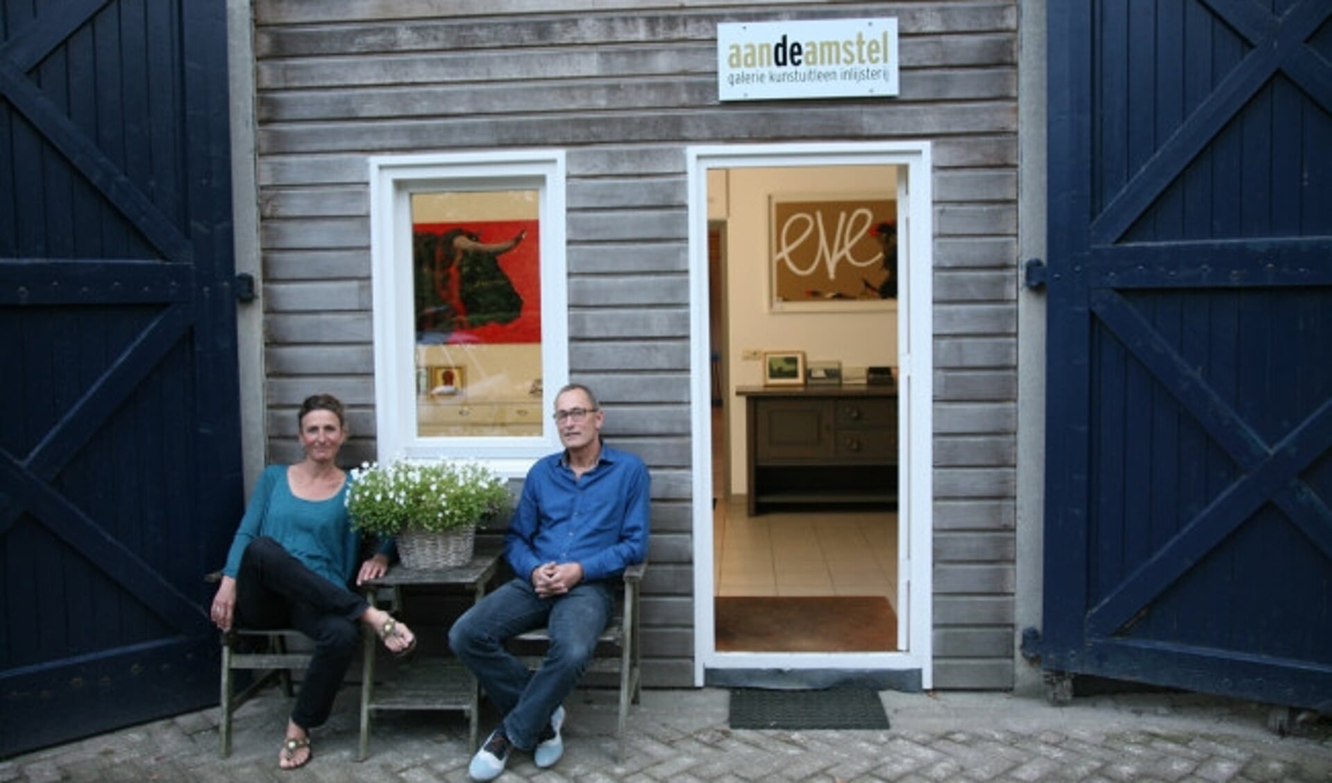  Caroline Bik en Wim Schoonhoven voor hun galerie.