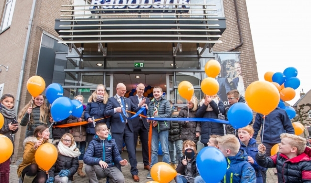 <p>In 2017 werd het toen vernieuwde kantoor van de Rabobank nog feestelijk heropend.</p>
