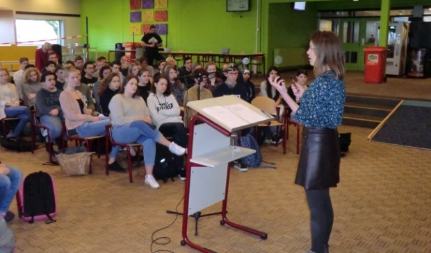 <p>Bente Becker tijdens een gastles bij het Almere College.</p>