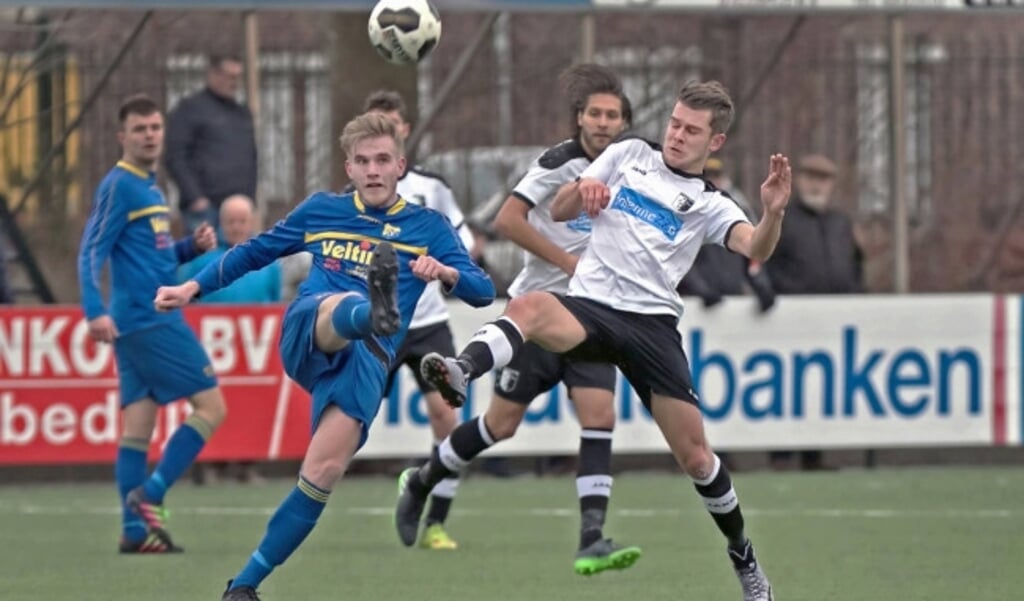  Ruud Wellenberg (rechts) in actie tijdens Berkum-Vroomshoopse Boys