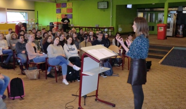 <p>Bente Becker geeft gastles bij het Almere College.</p>