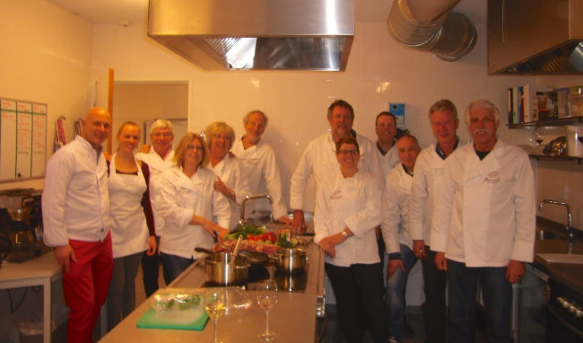  De kookgroep van Flevo Culi in de Dorpsboerderij in Dronten.