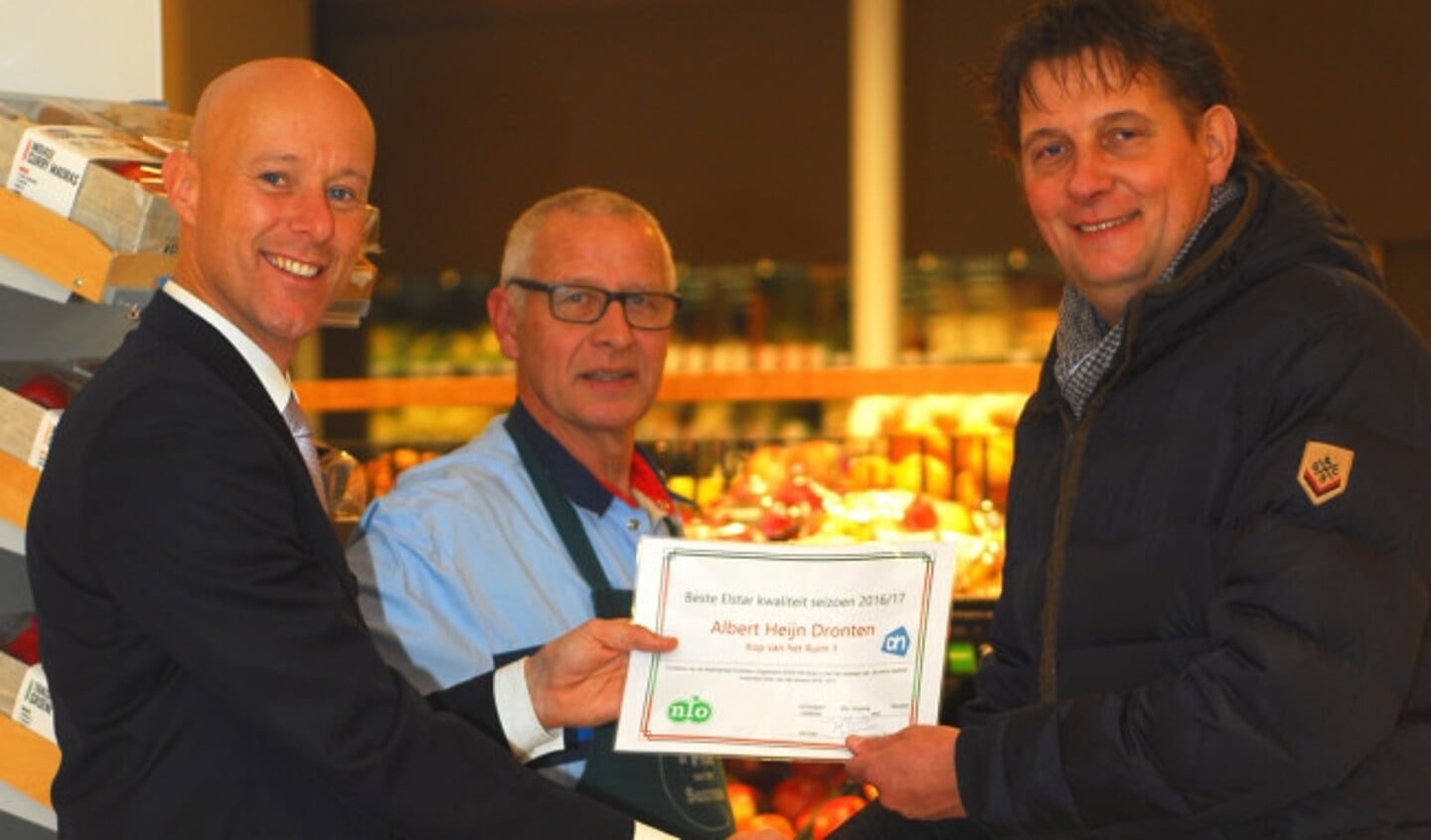  De overhandiging van de prijs aan de Albert Heijn in winkelcentrum Suydersee.