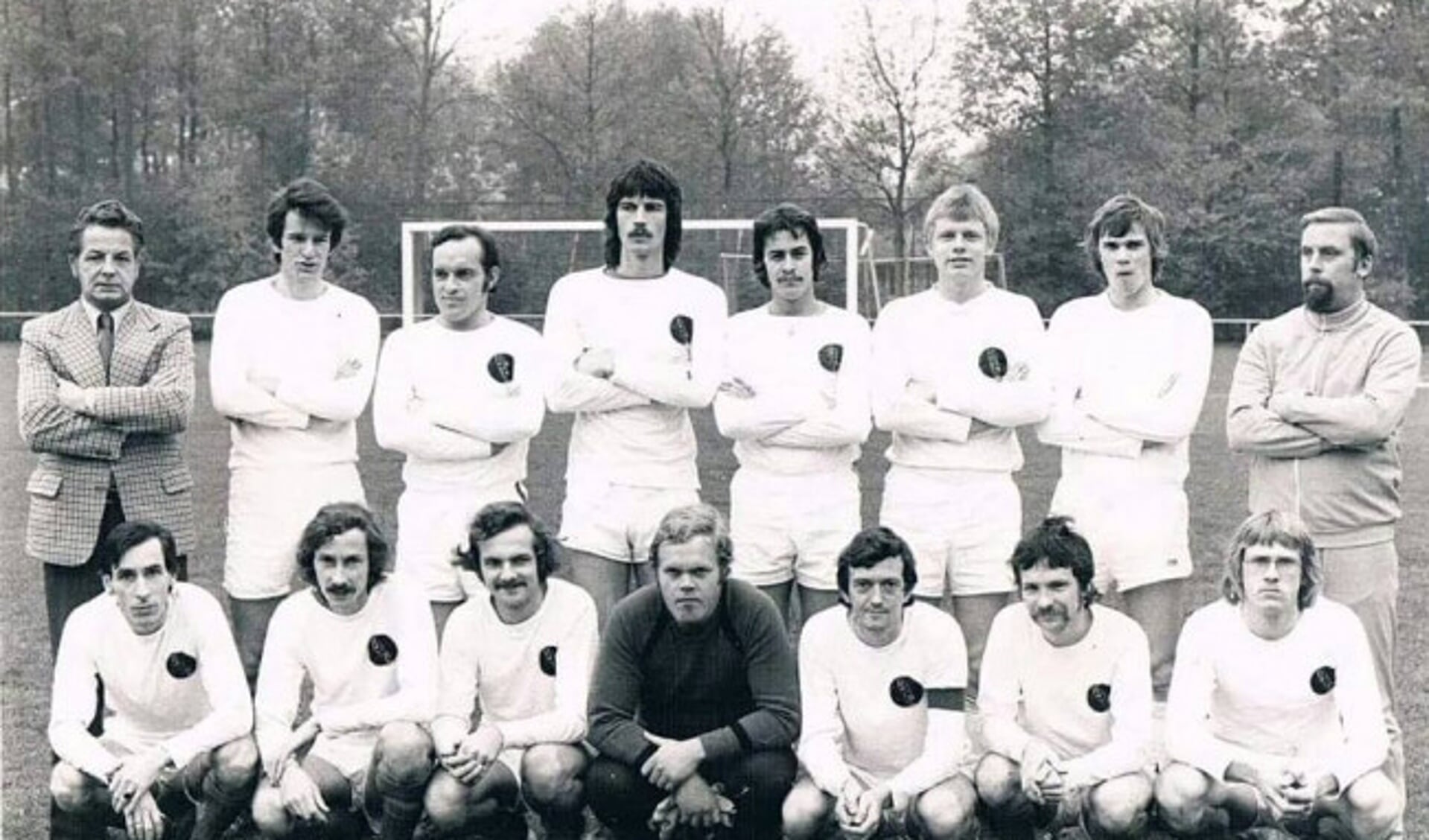  IJC 1976-1977 onder leiding van trainer Ben Nijboer (staand linksboven).