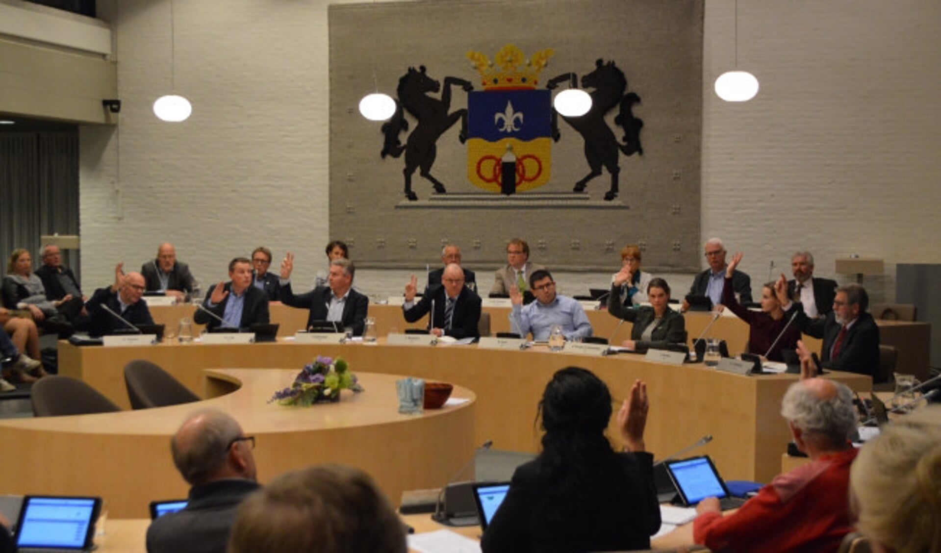  Stemming in de gemeenteraad: alleen CDA (achteraan eerste rij) en SP (vooraan) stemmen vóór.
