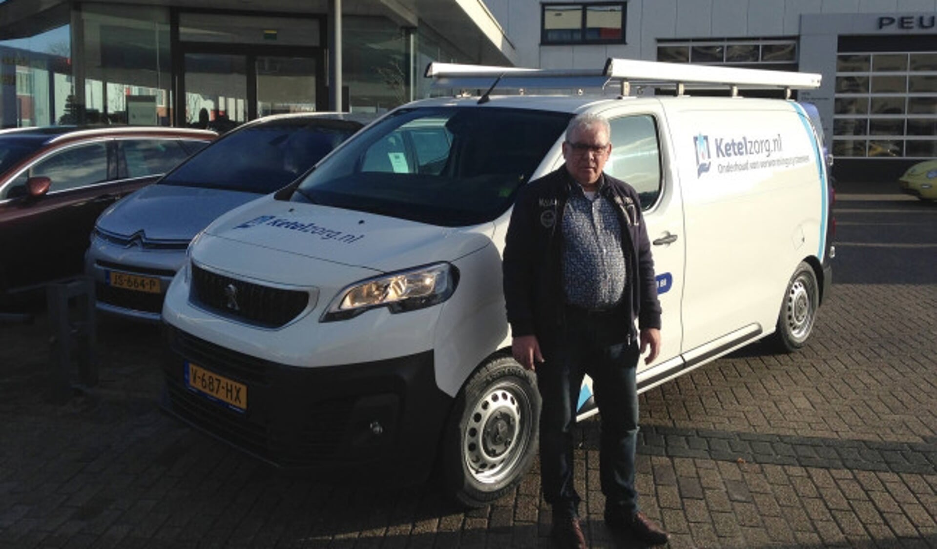  Winus Bos bedrijfsleider van ketelzorg Kampen neemt hier de nieuwe service bus van AutoPalace in ontvangst.
