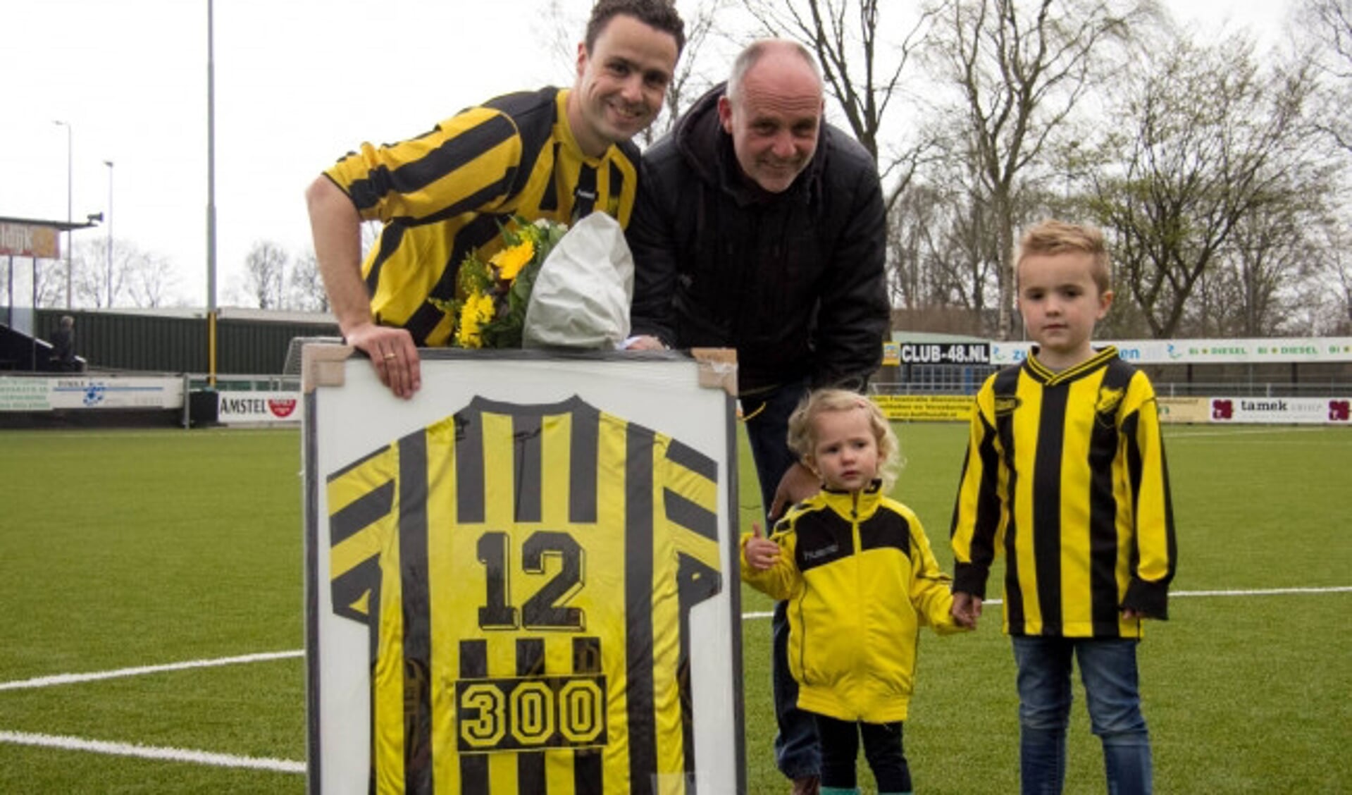  Emiel Diender op 11 april 2004 toen hij voor de wedstrijd tegen Nunspeet in het zonnetje werd gezet vanwege zijn 300ste wedstrijd voor DOS Kampen. 