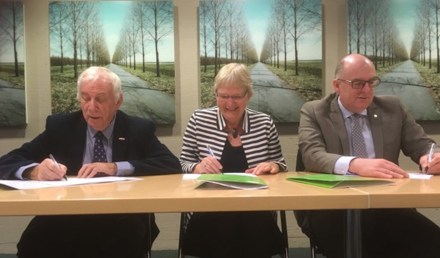 Gerard Corjanus (links) ondertekende vorige week de prestatieafspraken van OFW