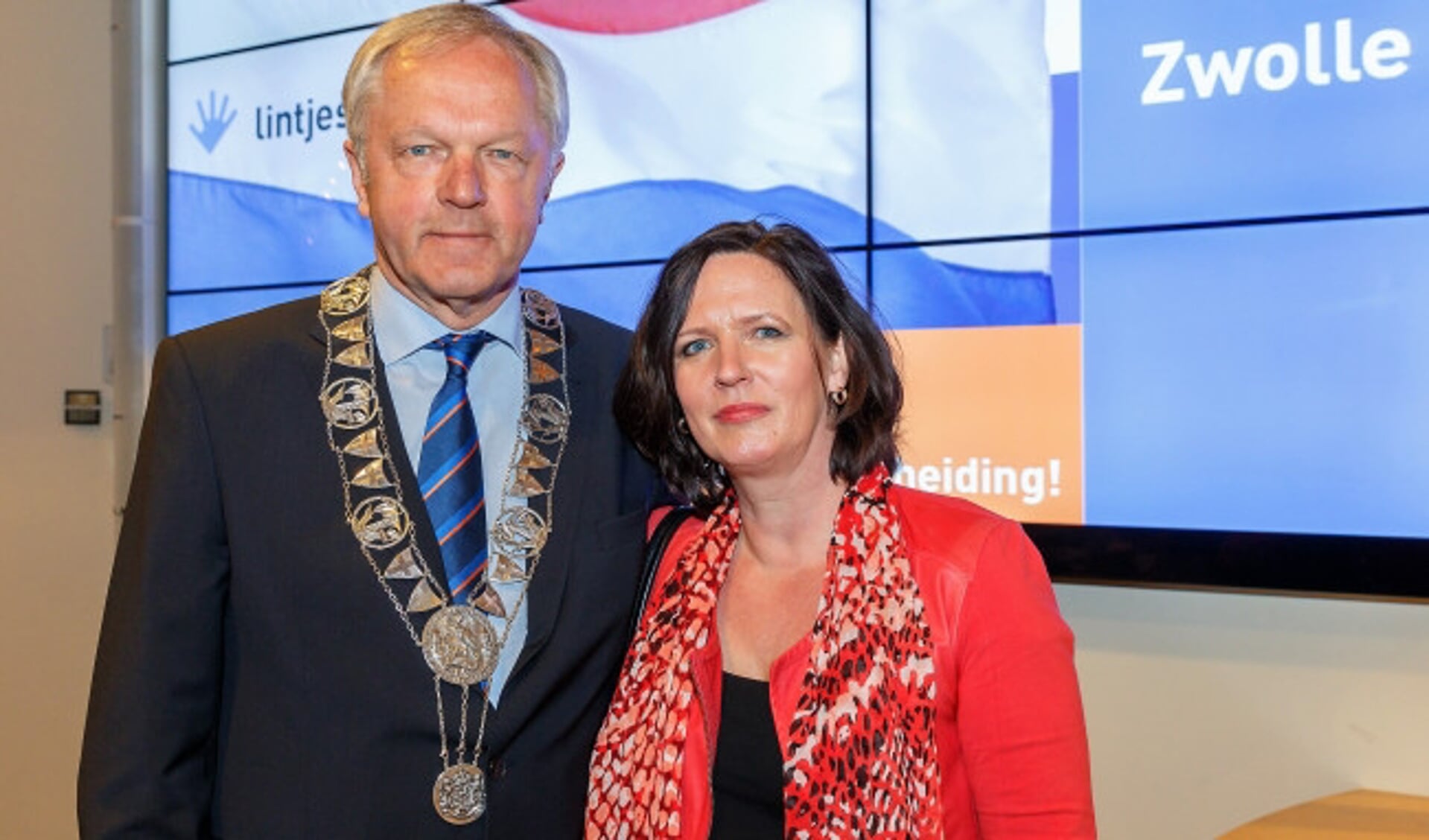  Burgemeester Henk Jan Meijer samen met zijn vrouw Petra tijdens lintjesregen