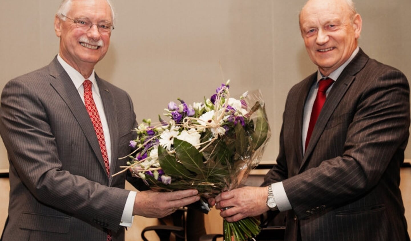  Plaatsvervangend raadsvoorzitter Jan Spijkerboer feliciteert burgemeester Van der Hoeve met de voordracht.