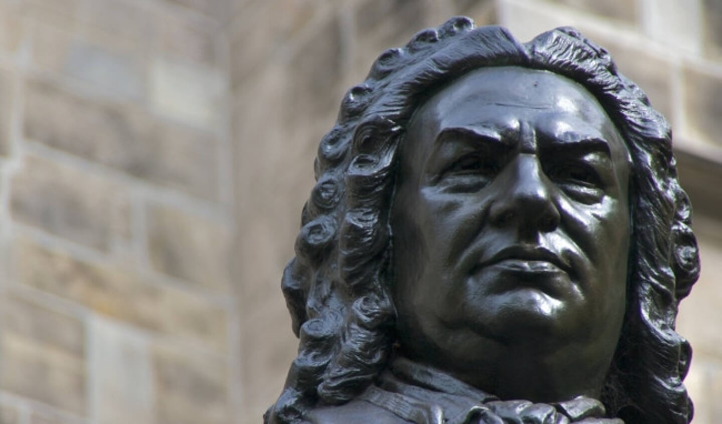Deel van het standbeeld van Johann Sebastian Bach voor de Thomaskirche in Leipzig waar Bach cantor-organist was.  