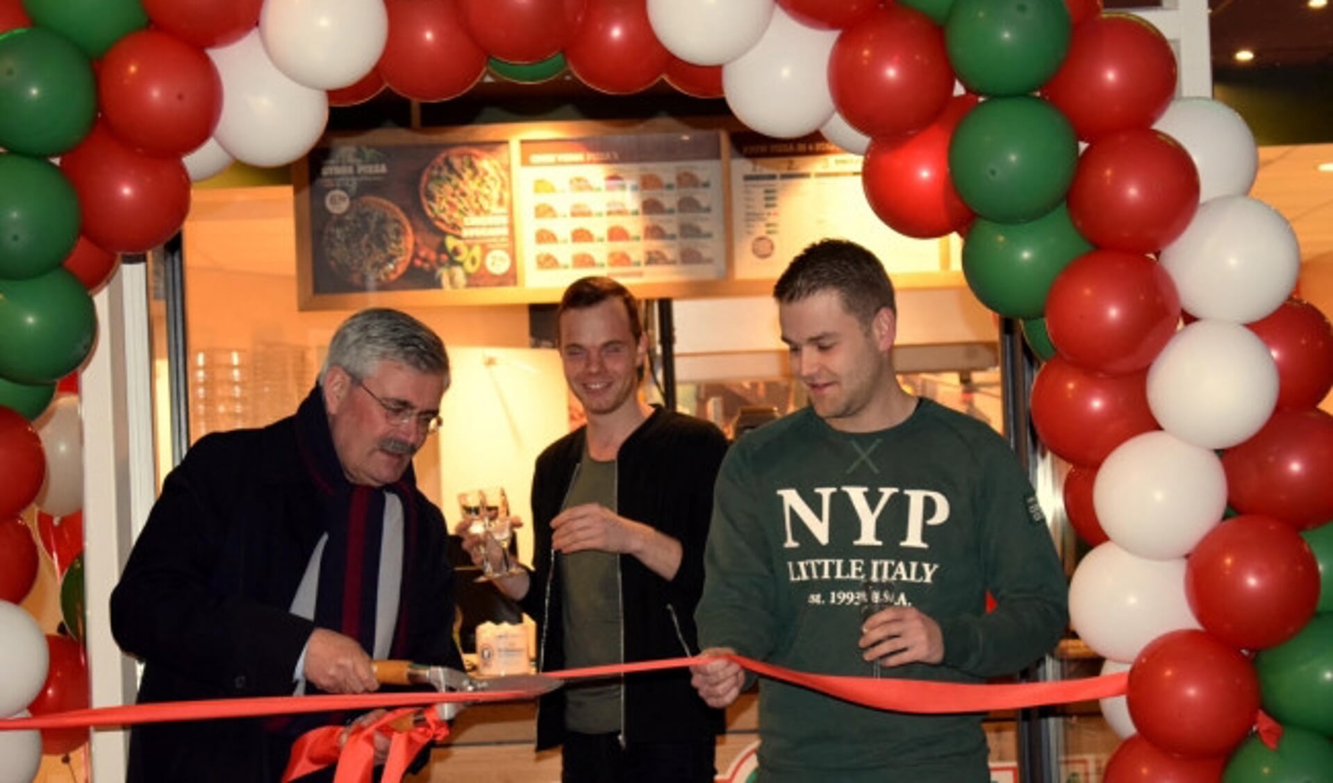  Aat de Jonge (links) en Rick Vrakking (rechts) bij de officiële opening van New York Pizza in Dronten.