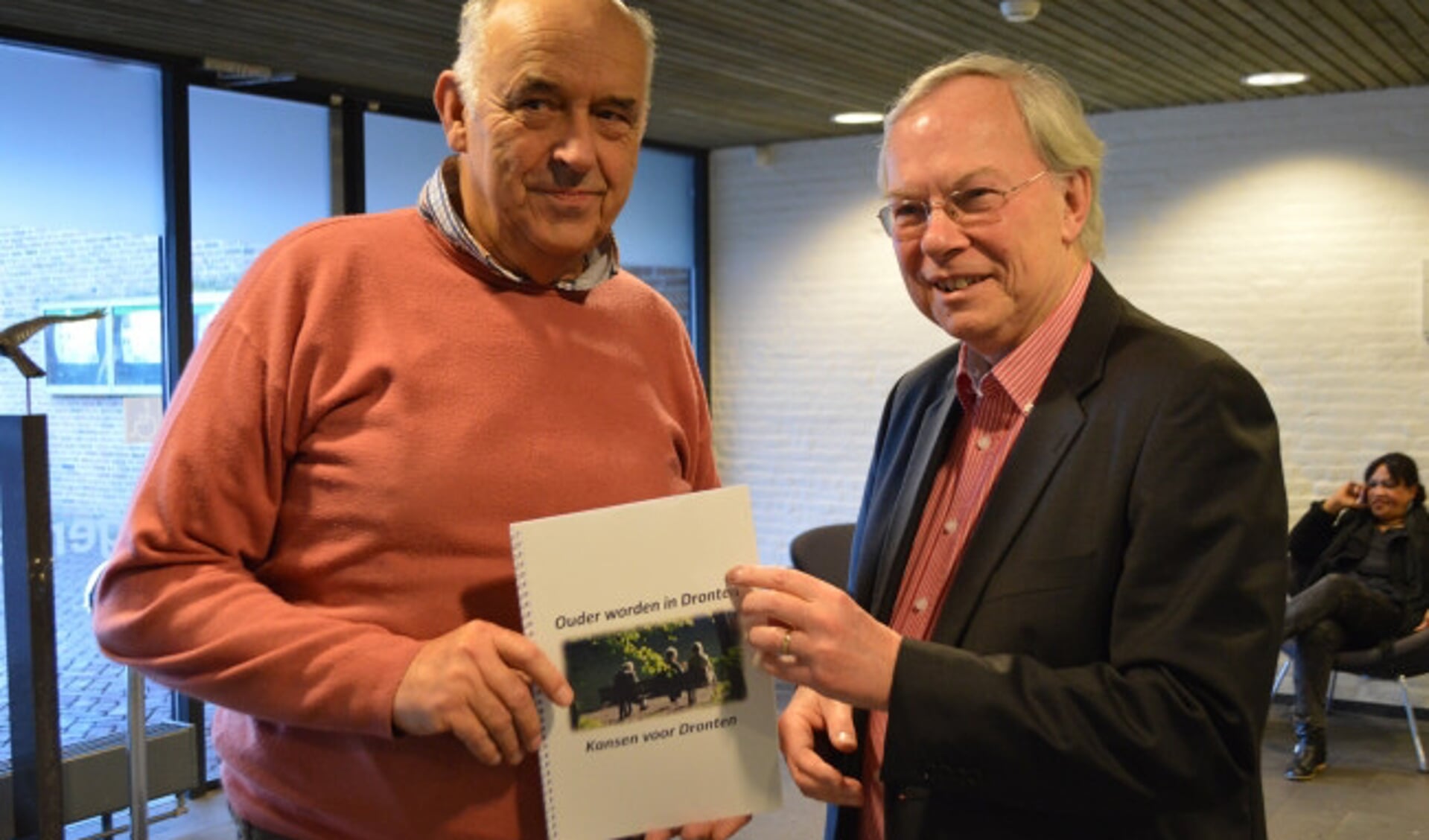  Fred van Bree (rechts) bij de overhandiging van het rapport.