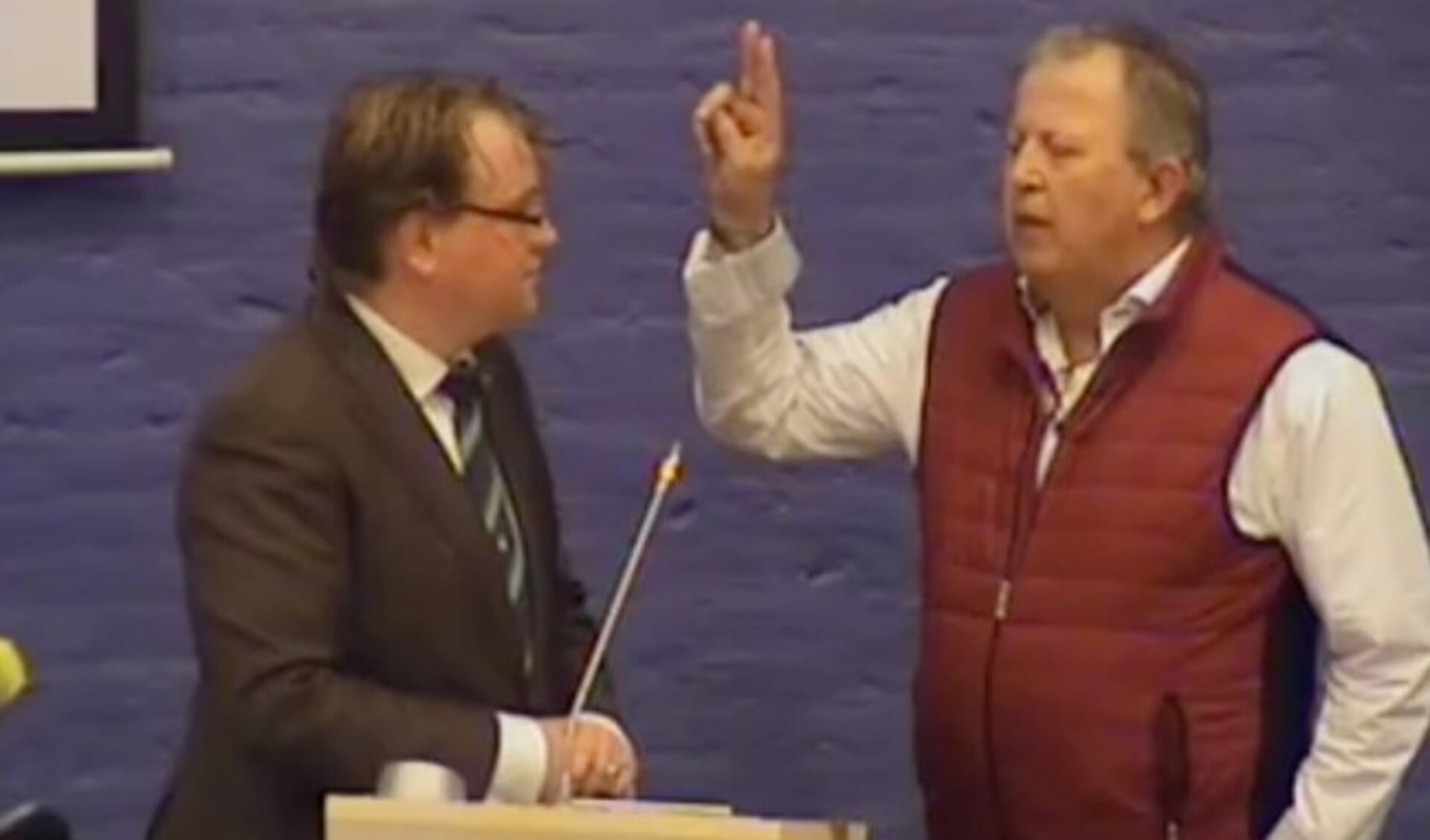  Paul Vermast en het nieuwe PvdA-raadslid Roelf Raterink.