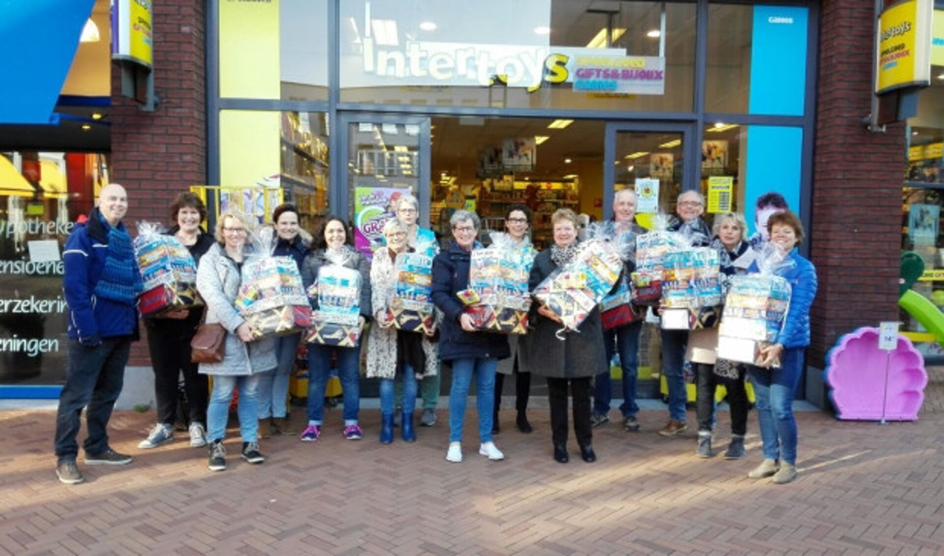  Schenking van speelgoed door de opgeheven speelotheek.