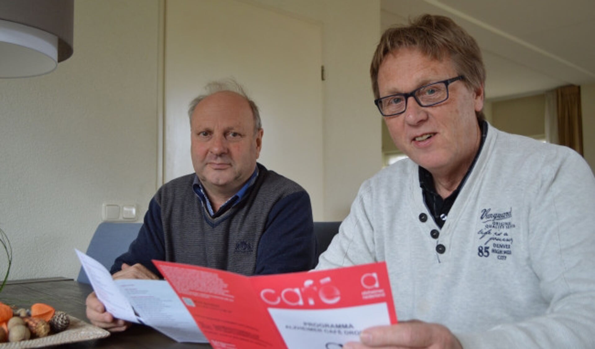  Jaap Kodde (links) en Jaap Oosterveld van het Alzheimer Café Dronten.