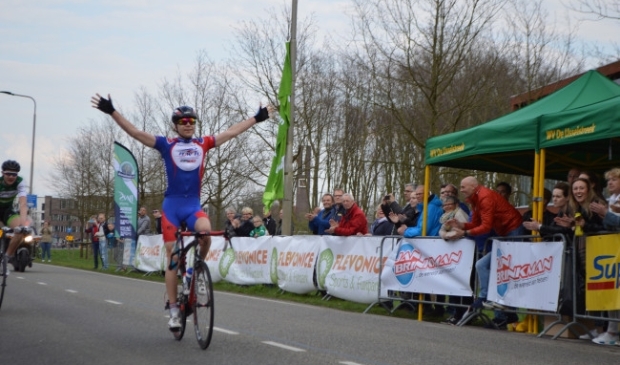 <p>Finish van de Zuiderzeeronde in het centrum van Dronten.</p>