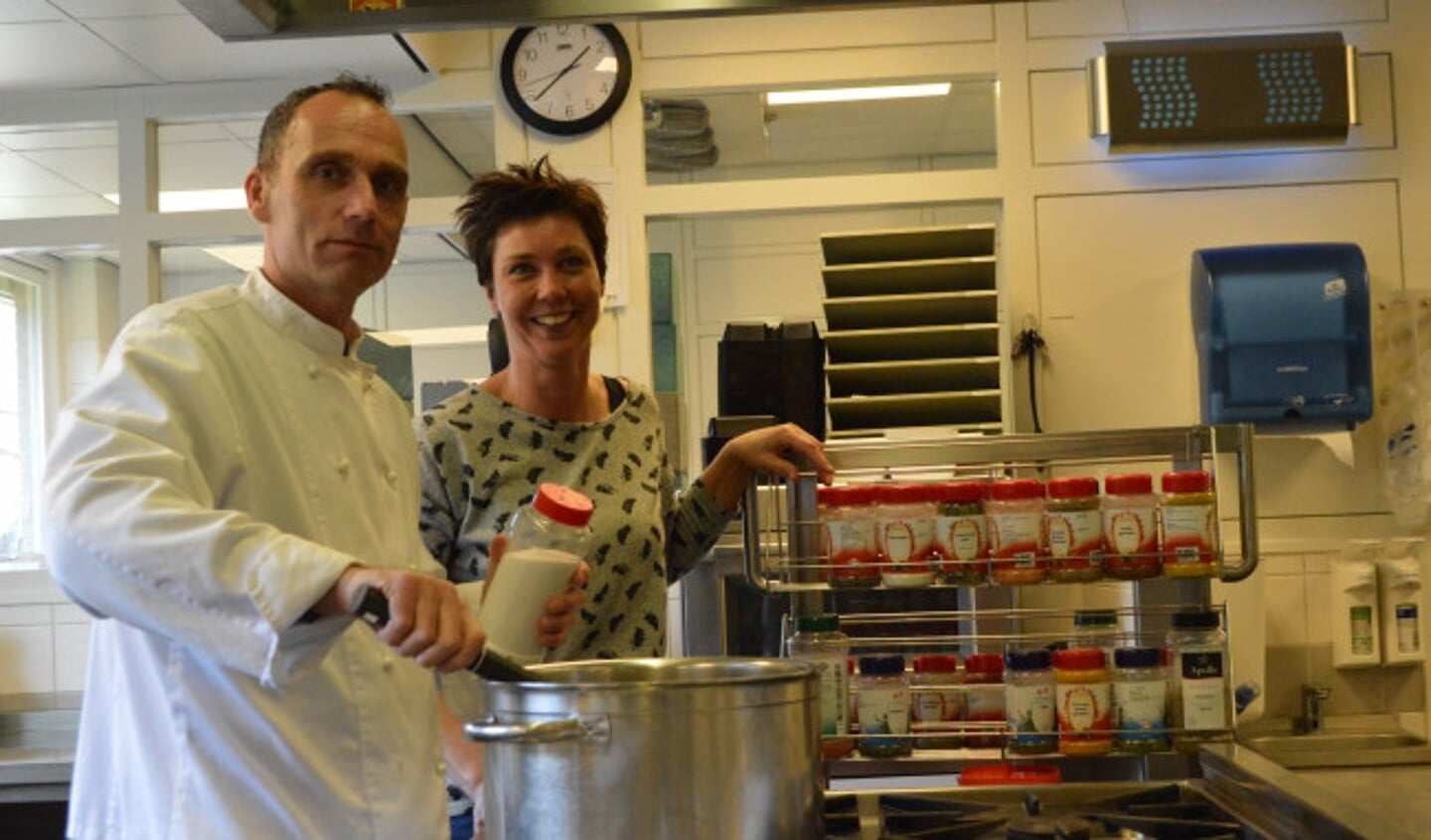  Dieter Fack en Sylvia van Mourik in de keuken van De Regenboog.