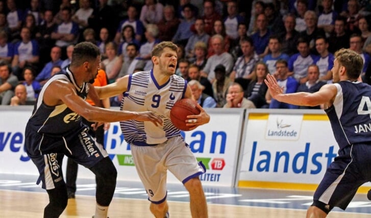  Landstede Basketbal-ZZ Leiden (Mike Schilder aan de bal)