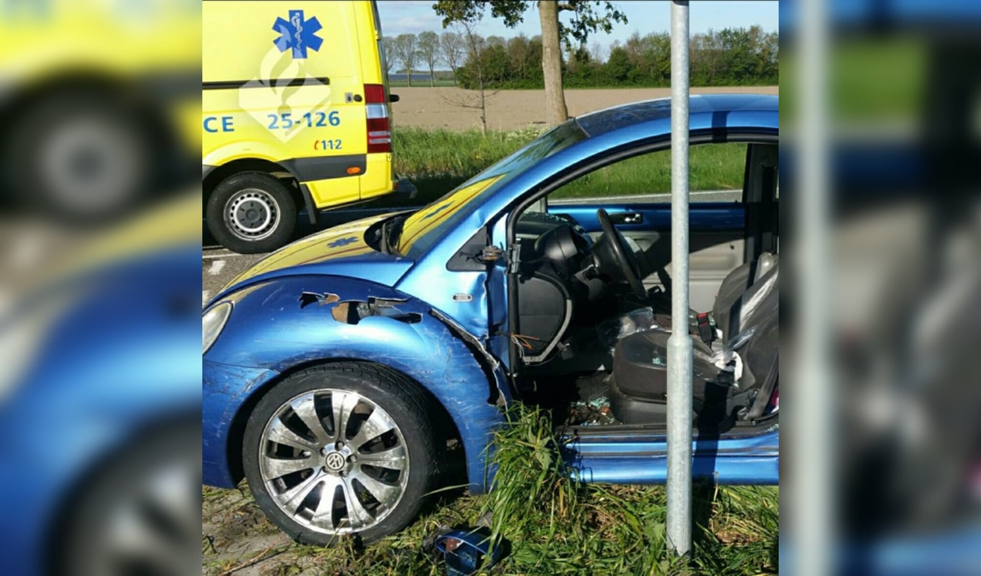  Beschadigde auto op de Lisdoddeweg.