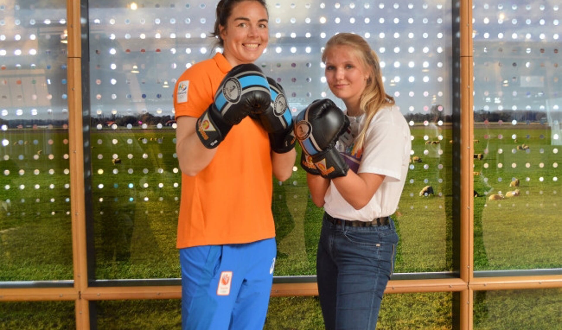  Amber Lups poseert na de boksworkshop met Nouchka Fontijn.