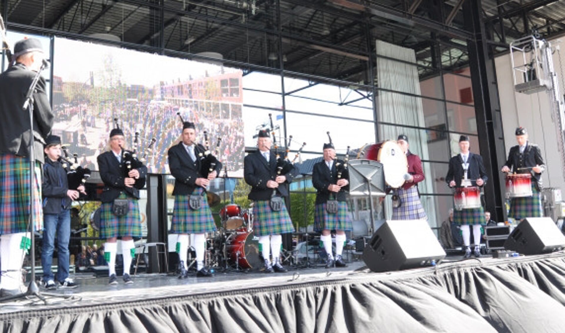  De Dronten & District Pipe Band tijdens Koningsdag.