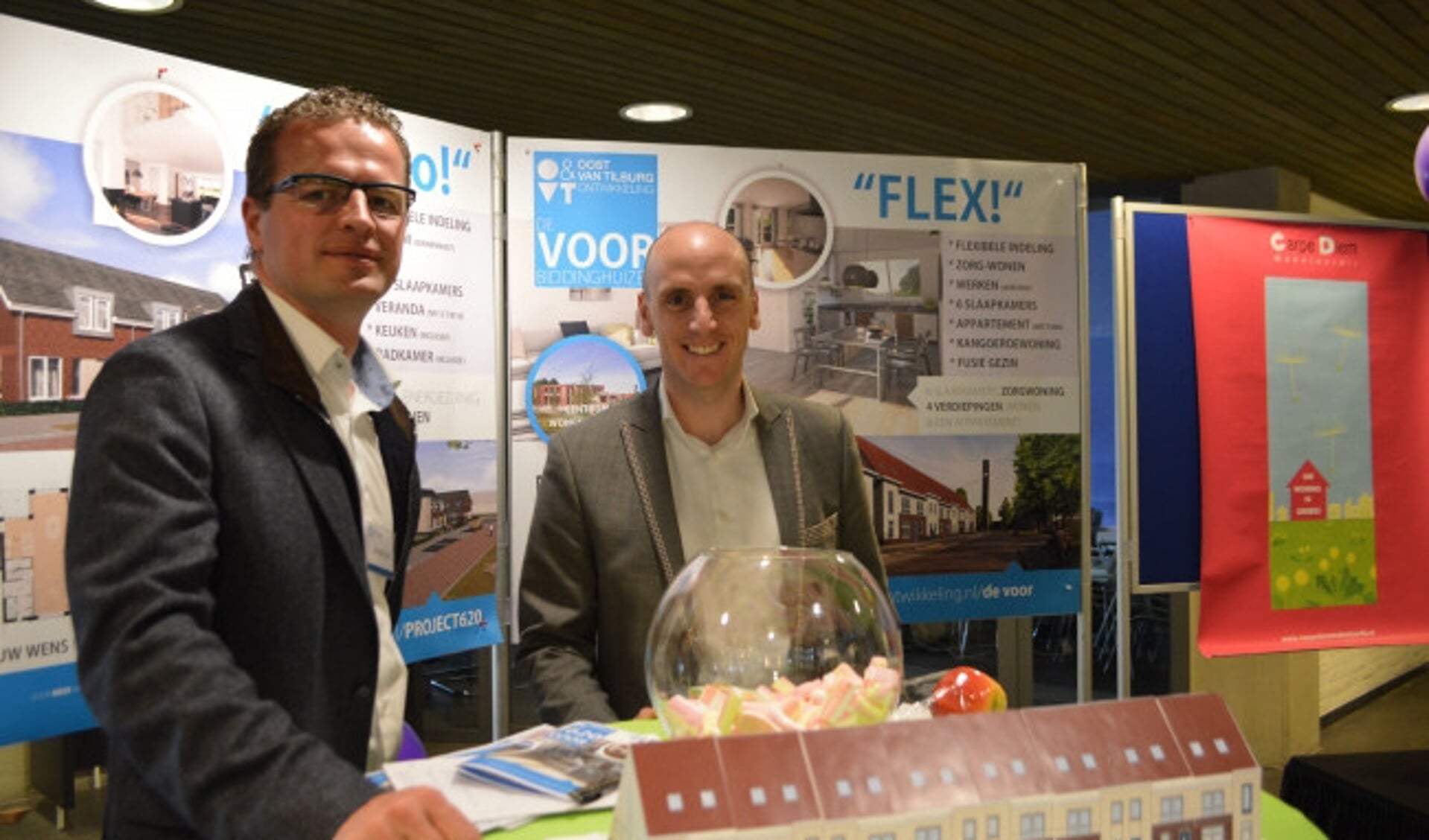  Jeroen Oost en Olaf van der Sar bij een maquette van het project in Biddinghuizen.