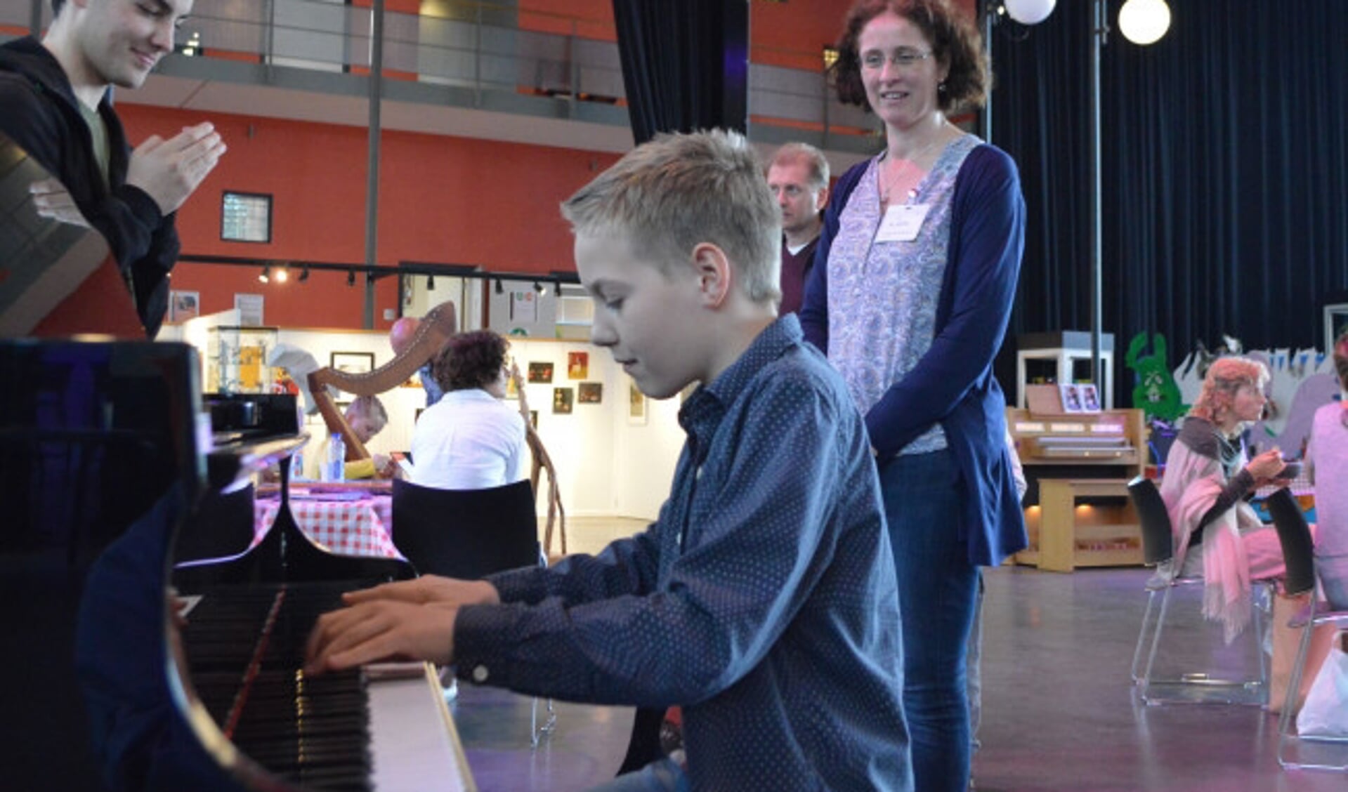  Suzanne de Lange geniet van het pianospel van één van haar leerlingen.