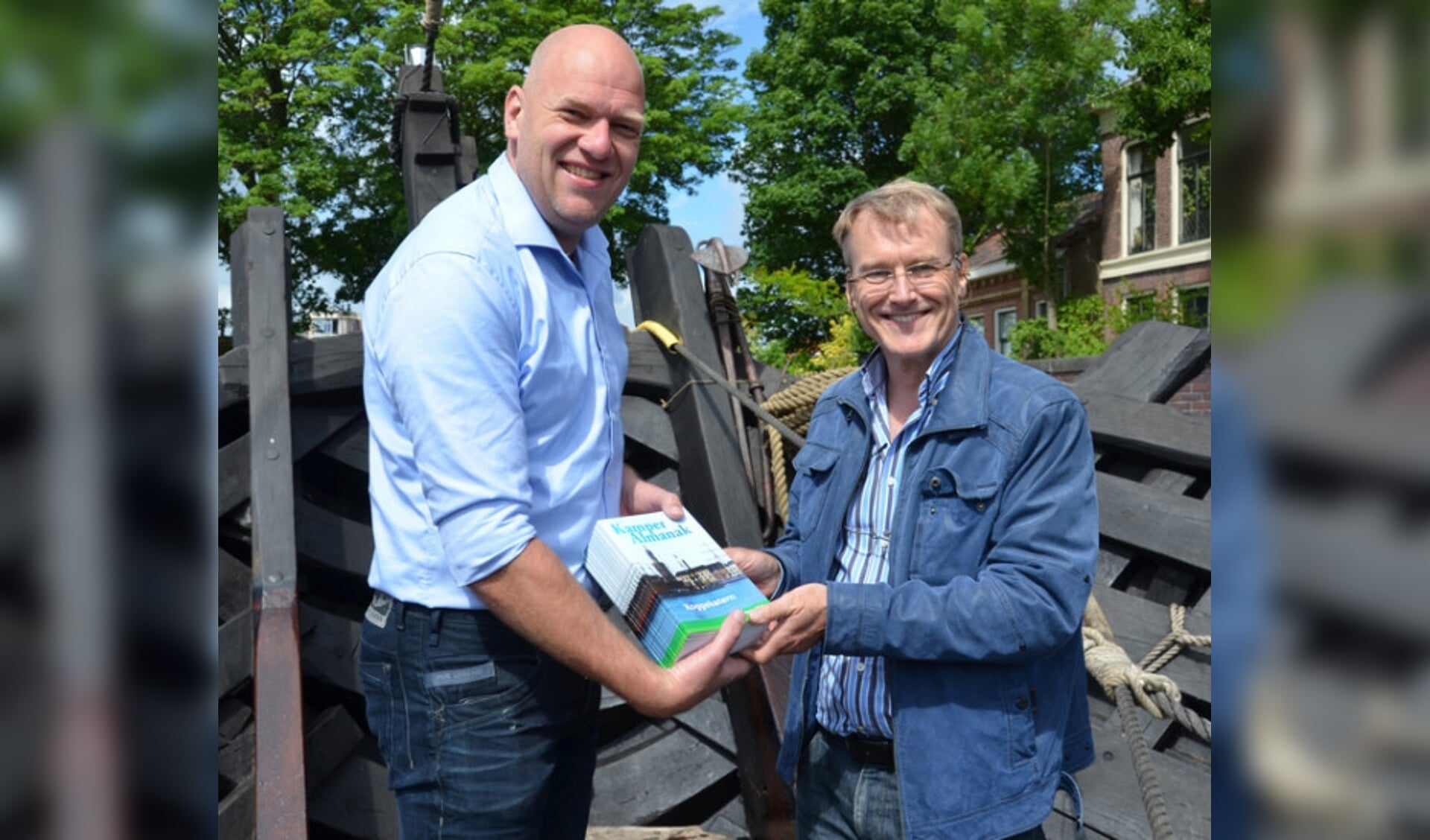  Herman Harder (directeur SNS Historisch Centrum) overhandigt Arjen Hendriks (voorzitter Stichting Kamper Kogge) de eerste exemplaren.