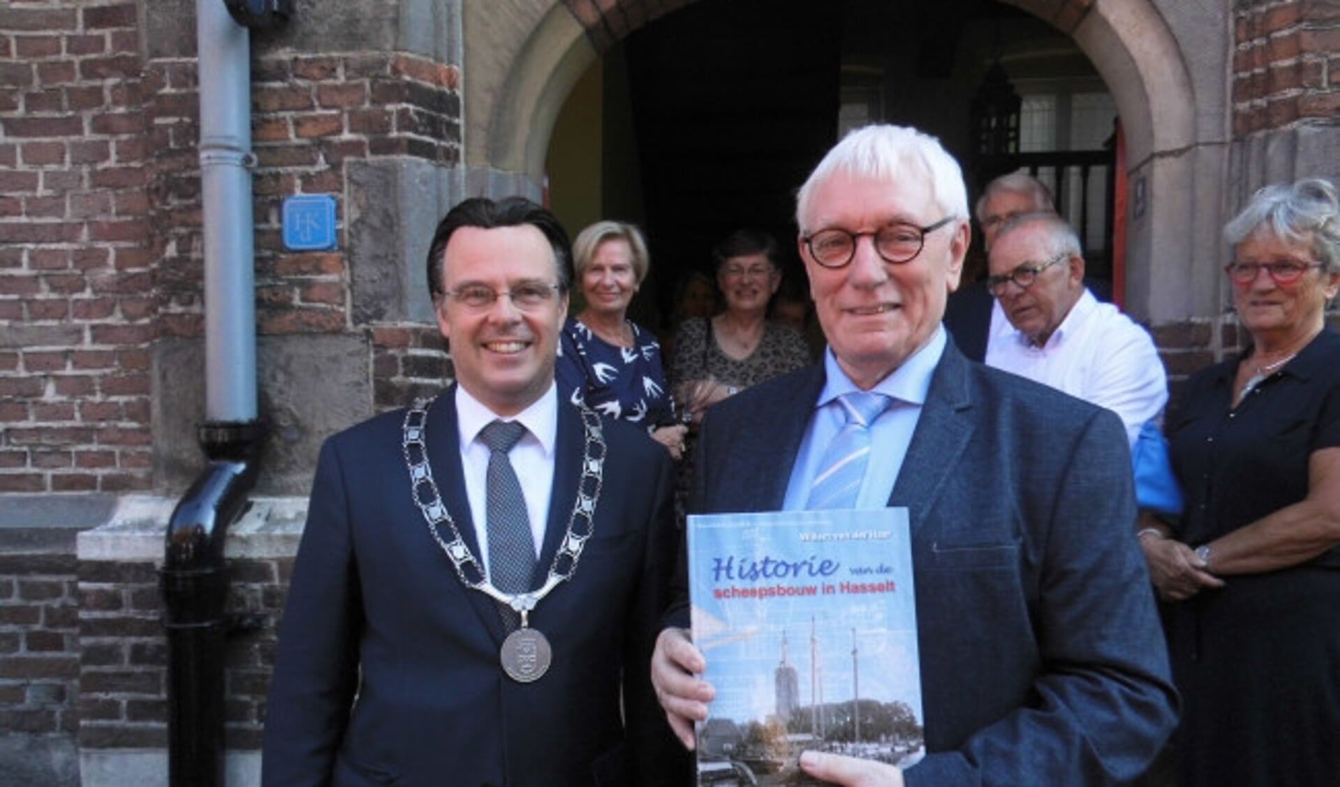  Schrijver Willem van der Haar overhandigt het boek aan burgemeester Bilder.