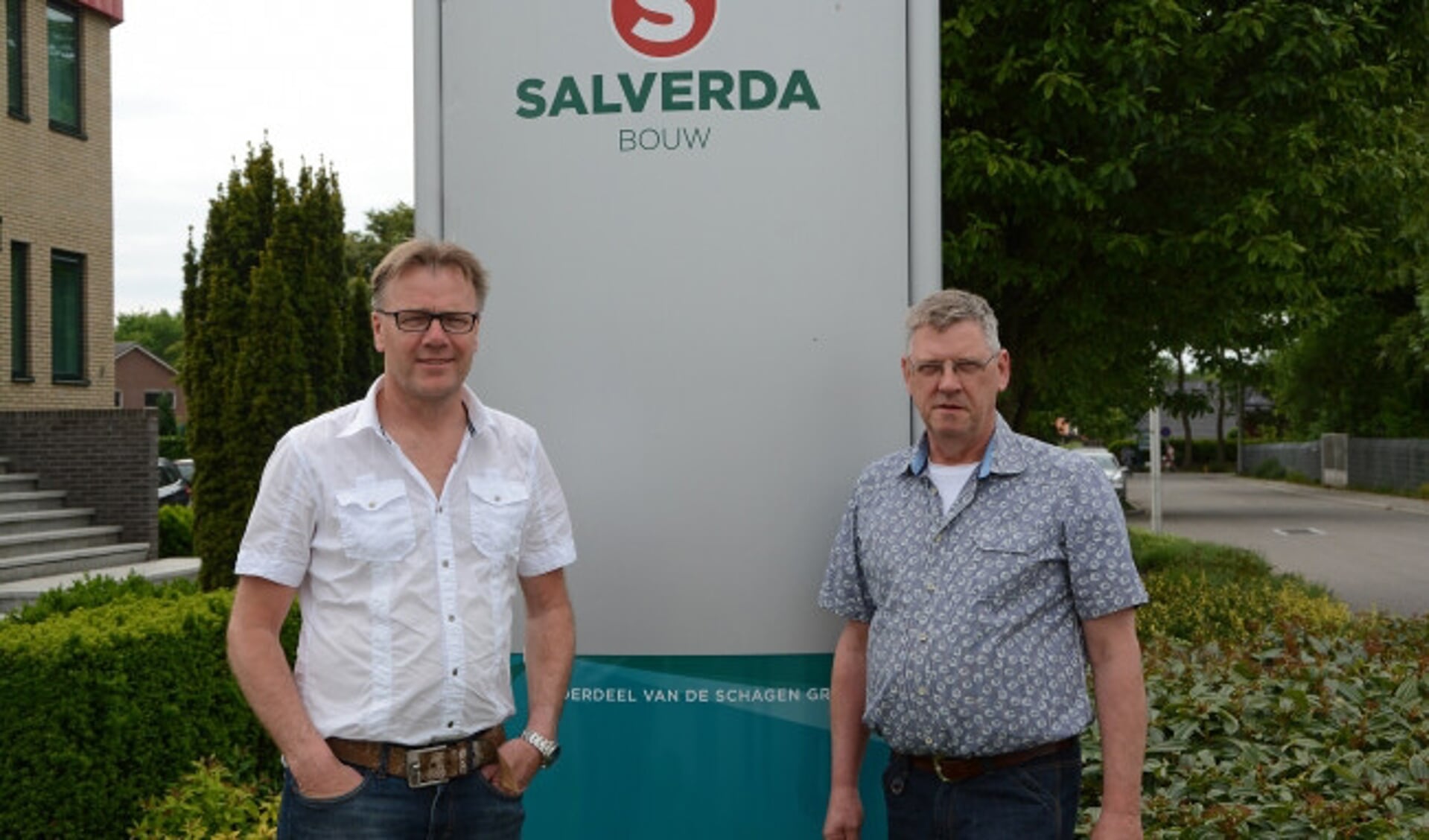  Ruth Lokhorst (l) en Henk Vos zijn veertig jaar in dienst bij Salverda Bouw.