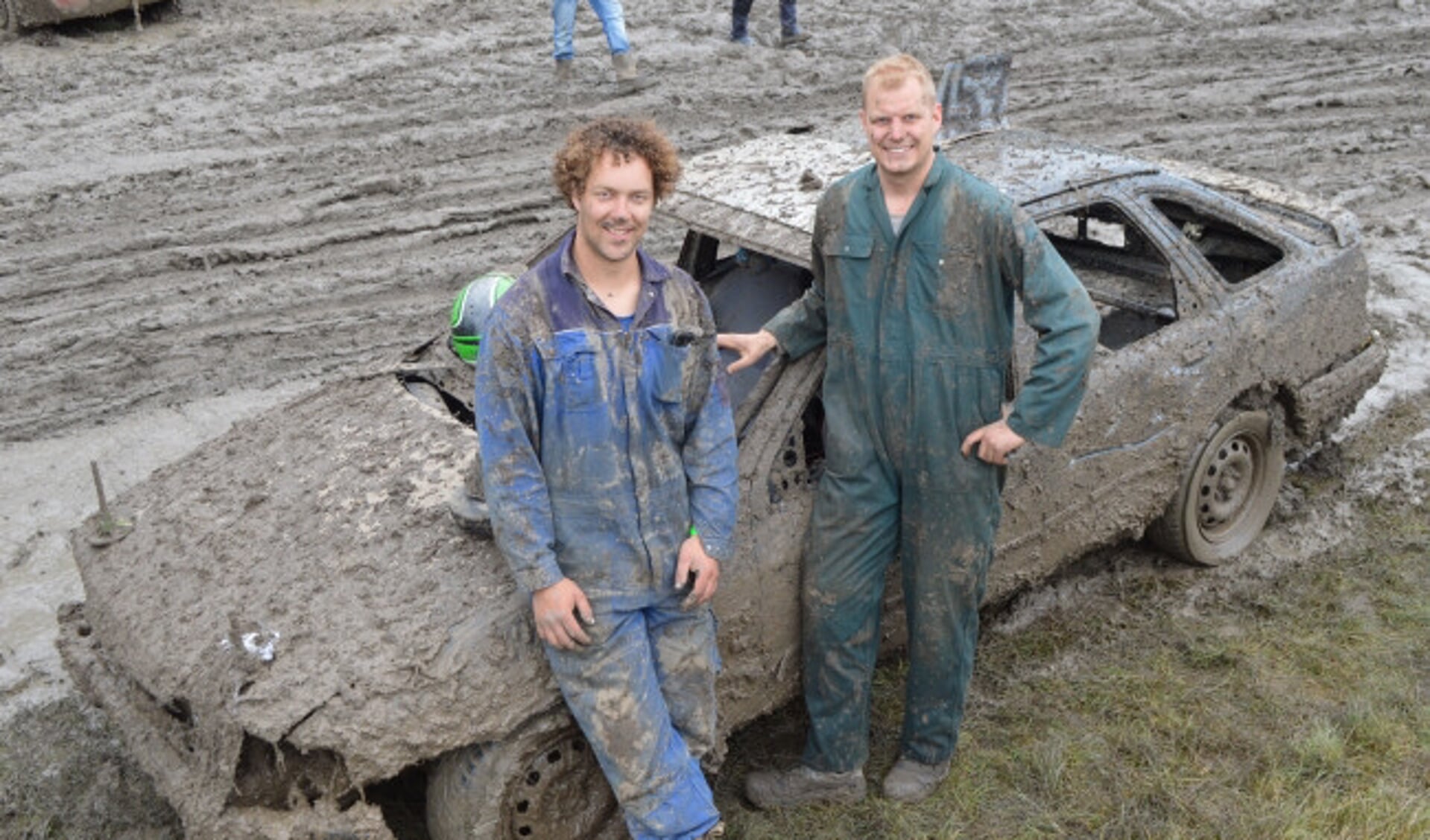  Bas van den Dries en Edwin Buijnink bij hun Ford Sierra in de modder.