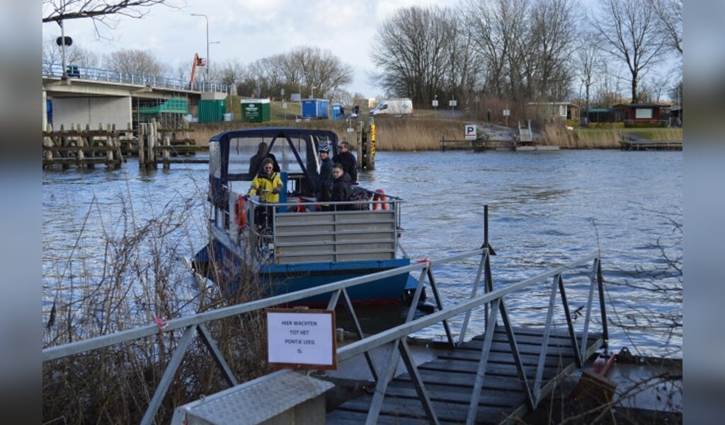  Bij de vorige afsluiting reed er voor de fietsers en voetgangers een pontje.