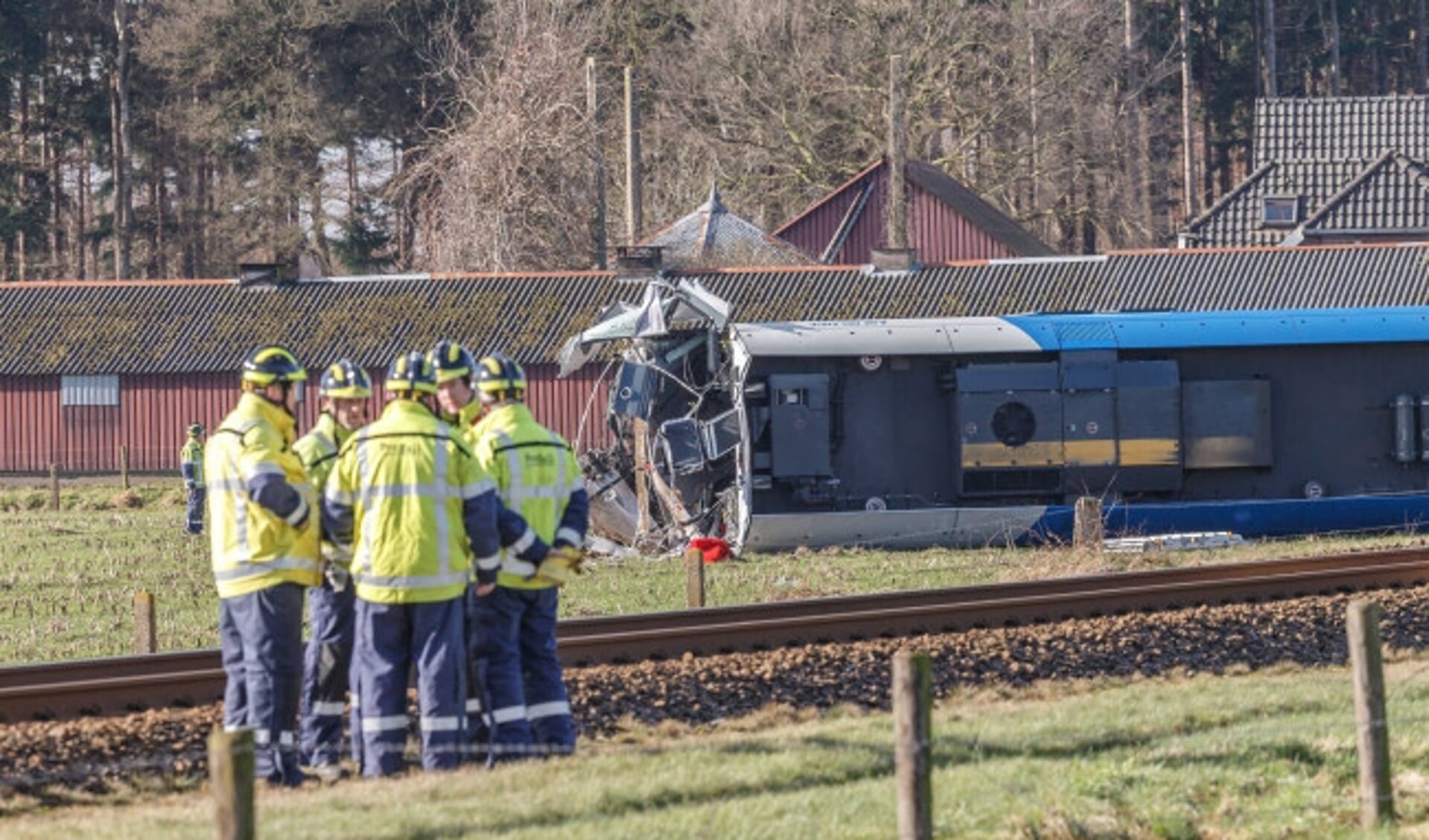  In Dalfsen ontspoorde dinsdag een trein na een botsing met een hoogwerker. De machinist van de trein kwam om het leven. 