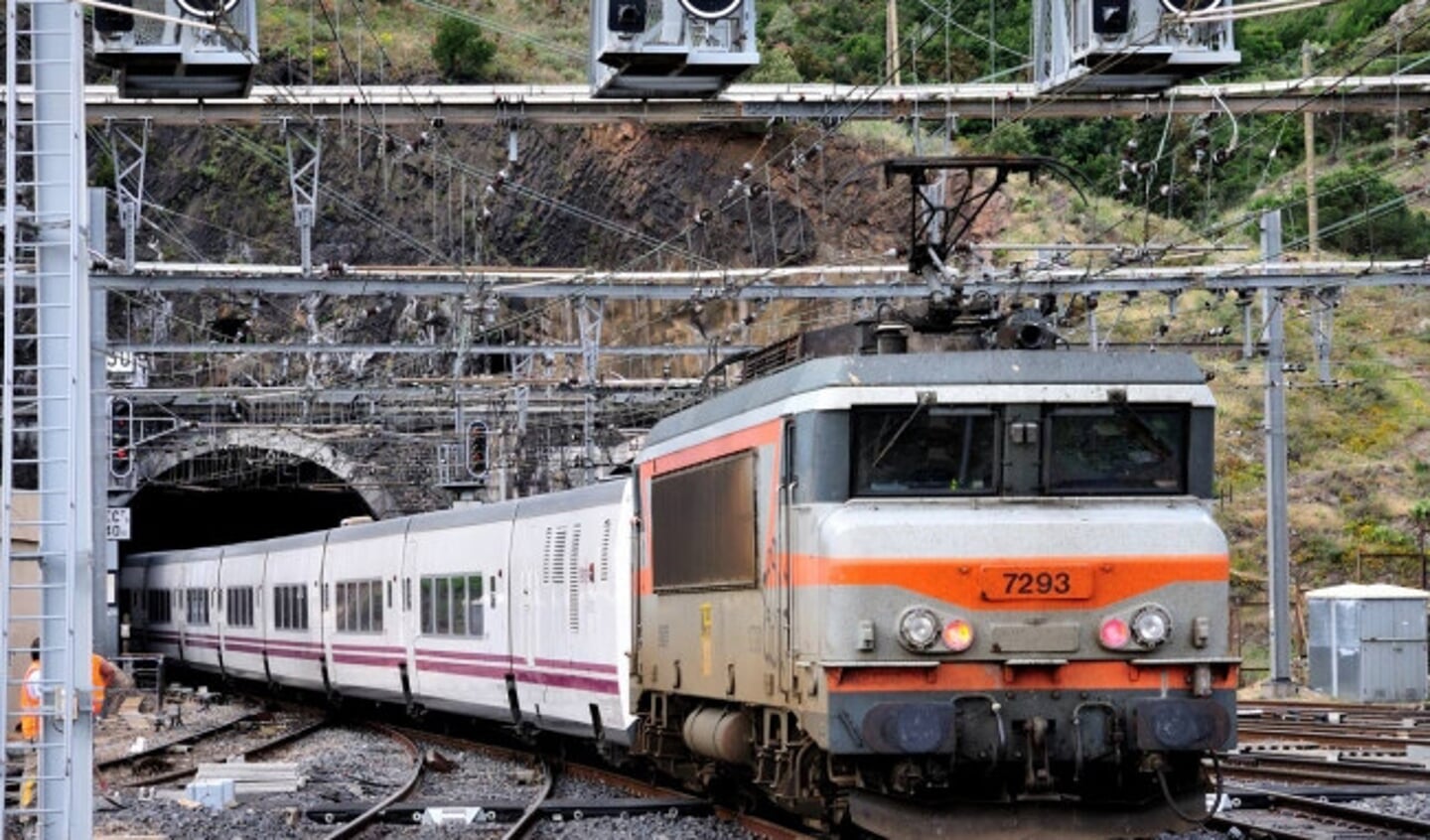  Een Intercité naar Port Bou in Spanje vertrekt uit het Franse grensstation Cerbère. De trein bestaat uit Spaans Talgo-materieel en wordt geduwd door een Franse locomotief.
